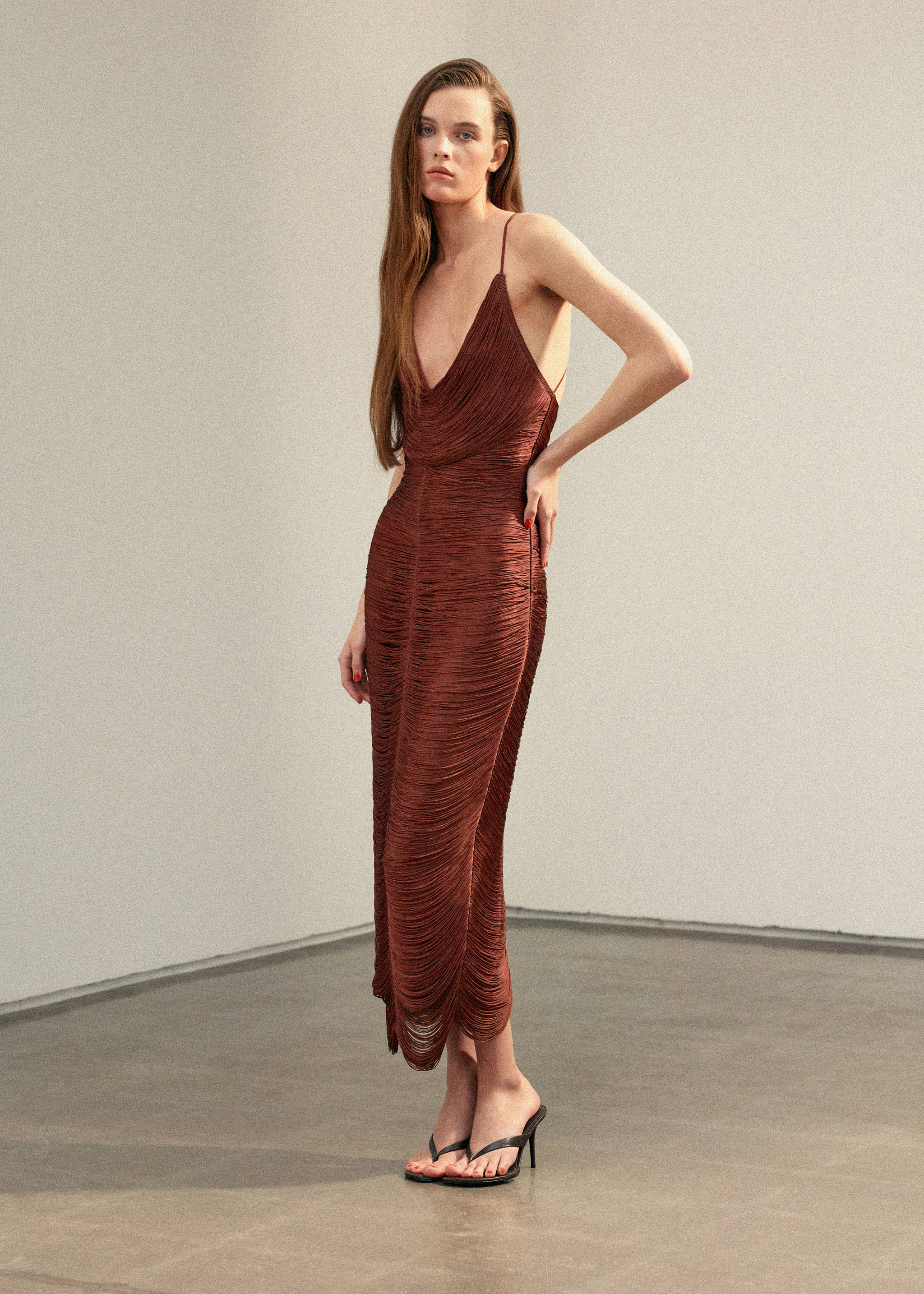 Robe à franges avec dos nu - Plan général