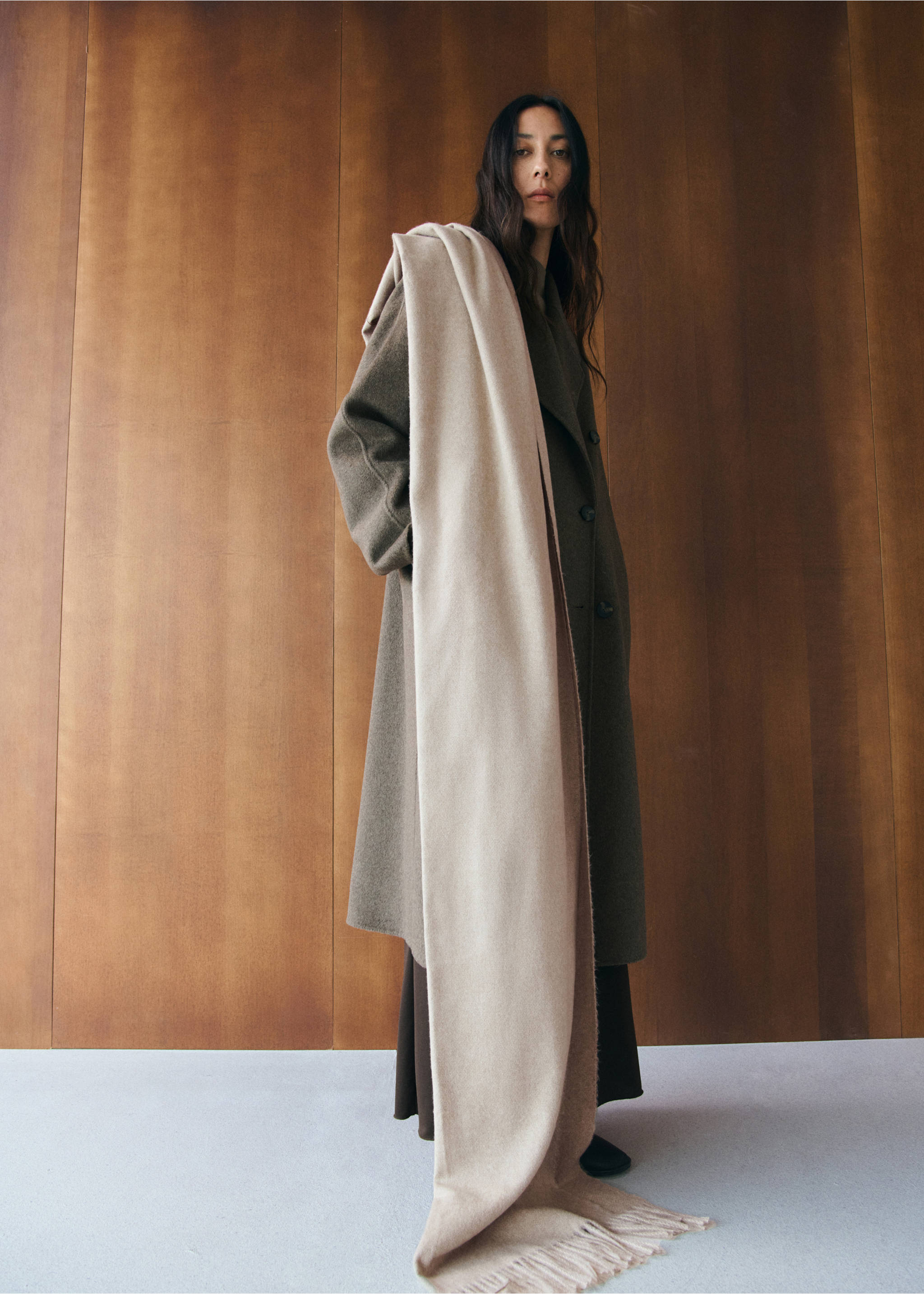 وشاح بحواف بأهداب - تفاصيل المنتج 9, رملي. Ref: 27051188-00.