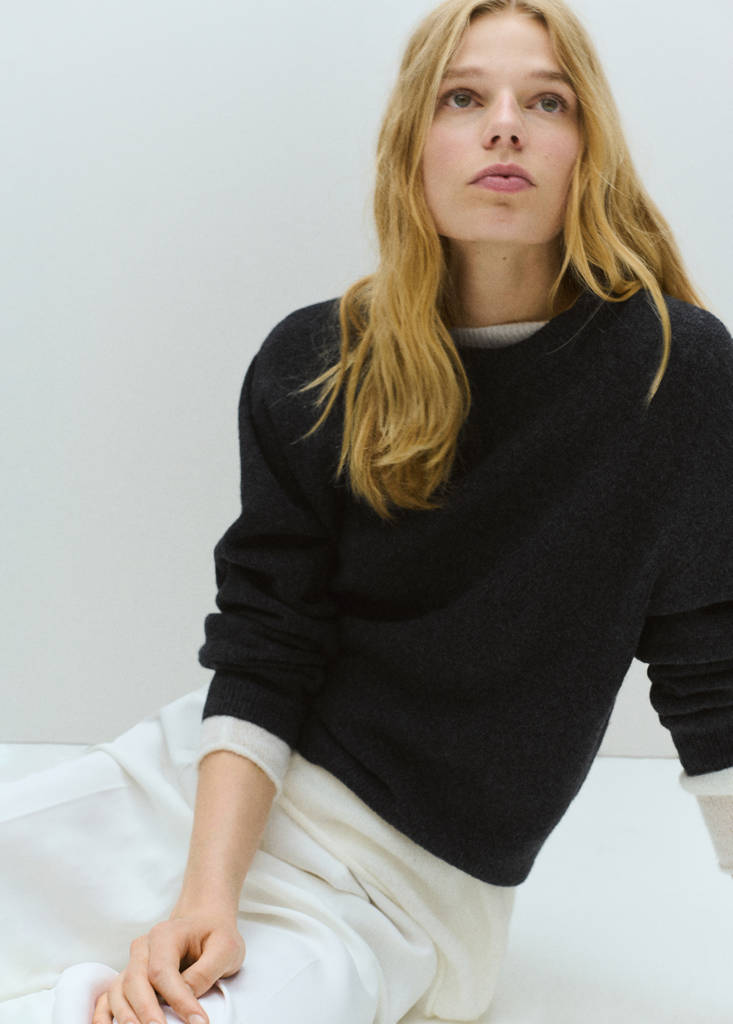 Medium-knit sweater — Charcoal