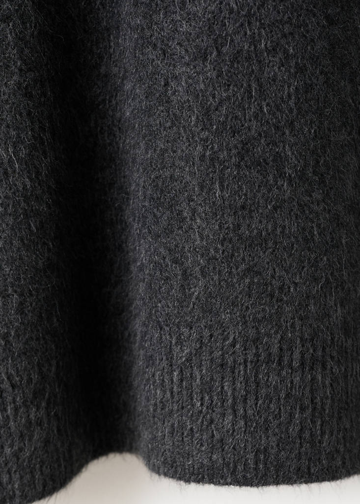 Medium-knit sweater — Charcoal