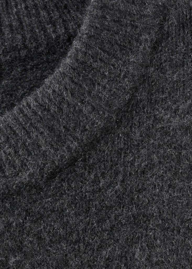 Medium-knit sweater — Charcoal