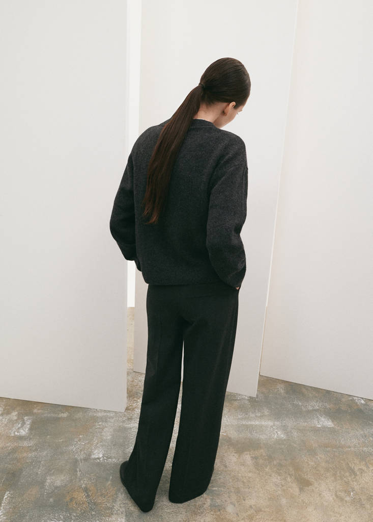 Medium-knit sweater — Charcoal