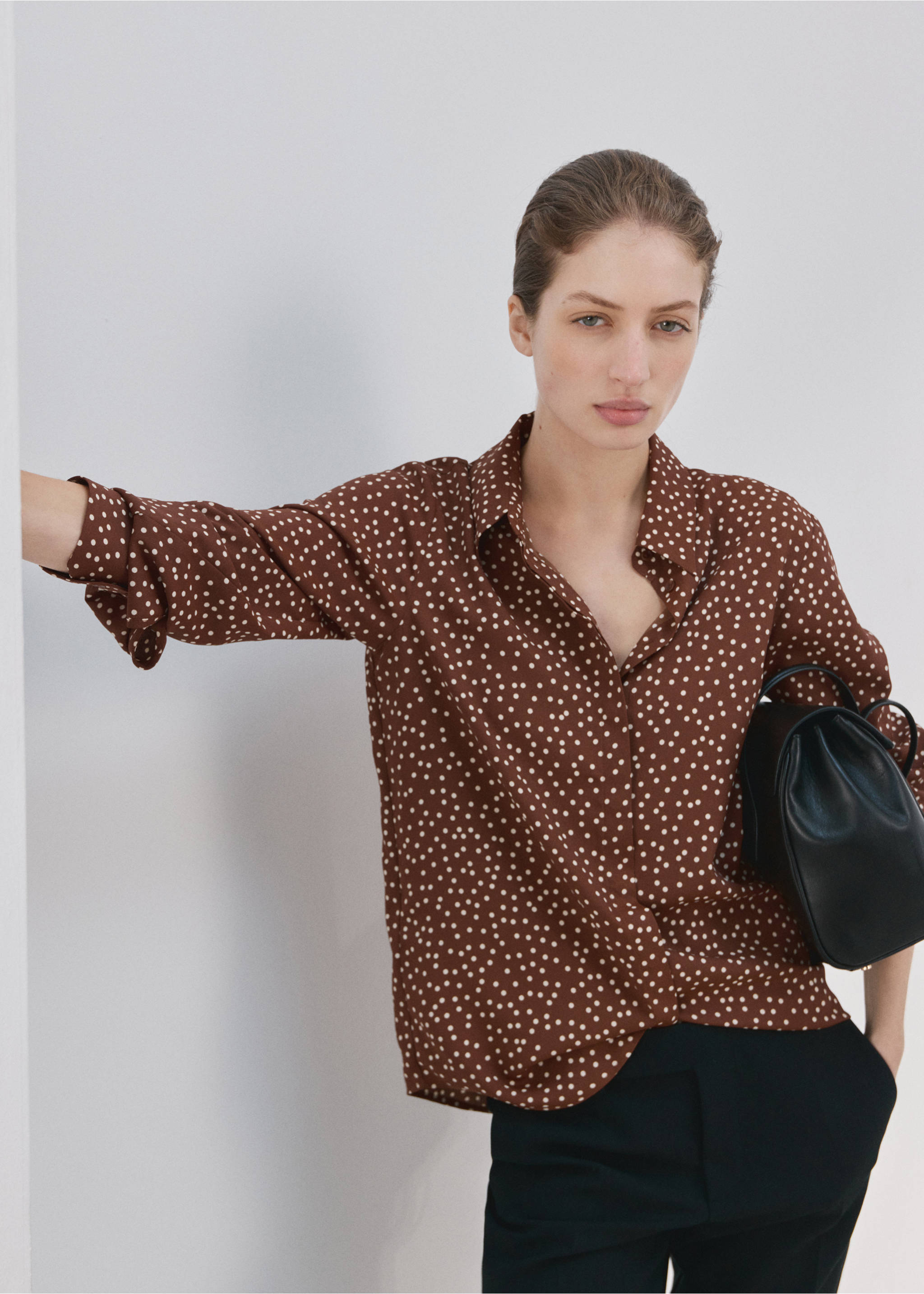 Printed straight shirt - Details of the article 2, Tobacco Brown. Ref: 27051236-00.