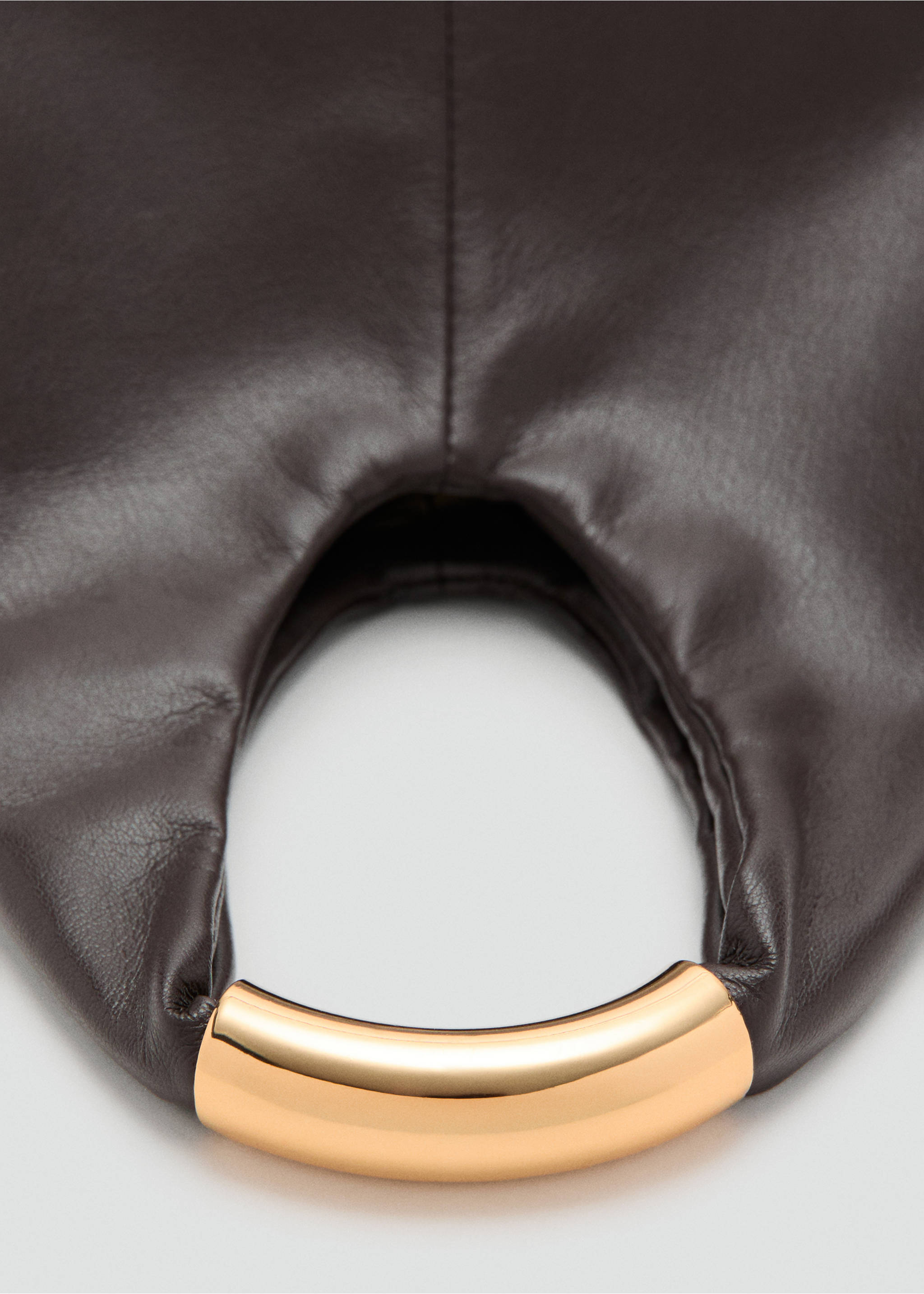 Handbag with metal handle - Details of the article 1, Chocolate. Ref: 27051261-00.