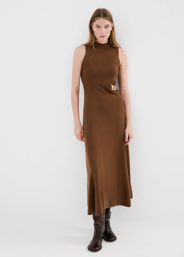 Turtleneck knitted dress with brooch — Caramel