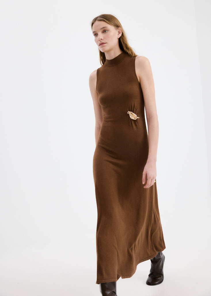 Turtleneck knitted dress with brooch — Caramel