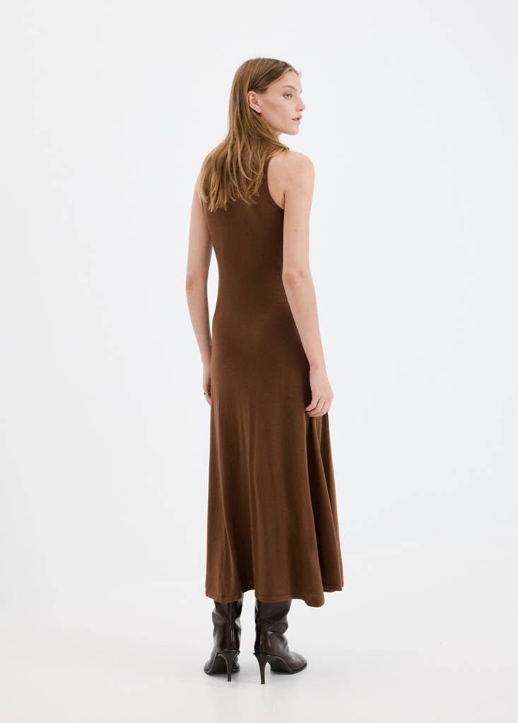 Turtleneck knitted dress with brooch — Caramel