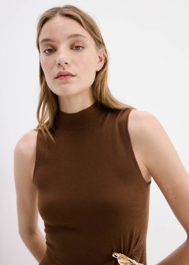 Turtleneck knitted dress with brooch — Caramel