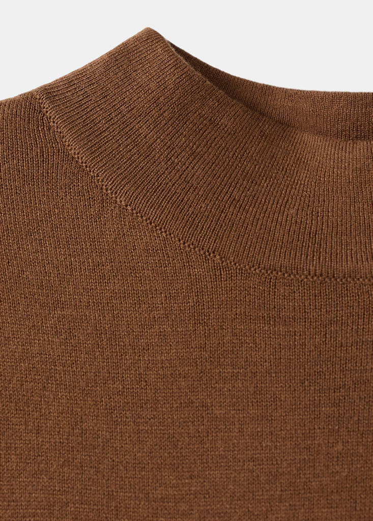 Turtleneck knitted dress with brooch — Caramel