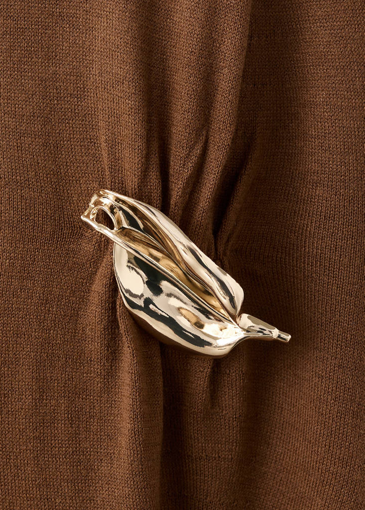 Turtleneck knitted dress with brooch — Caramel