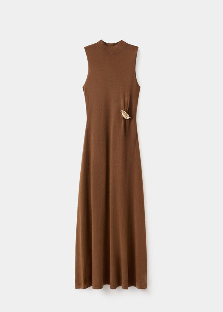 Turtleneck knitted dress with brooch — Caramel