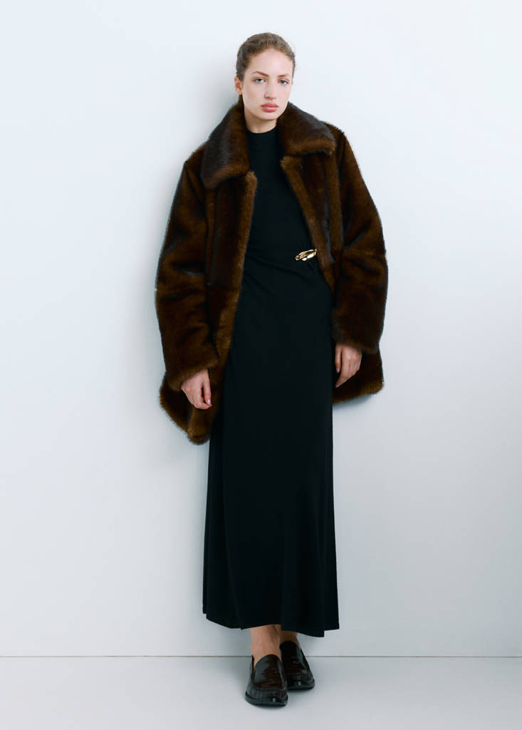 Turtleneck knitted dress with brooch — Black