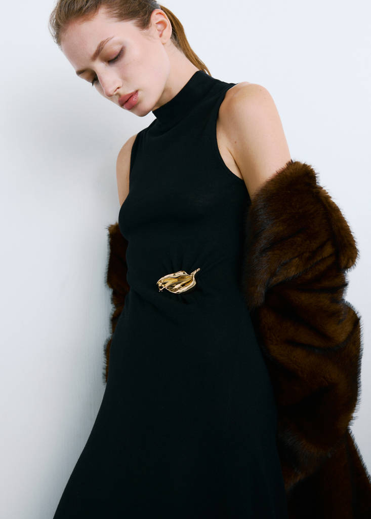 Turtleneck knitted dress with brooch — Black