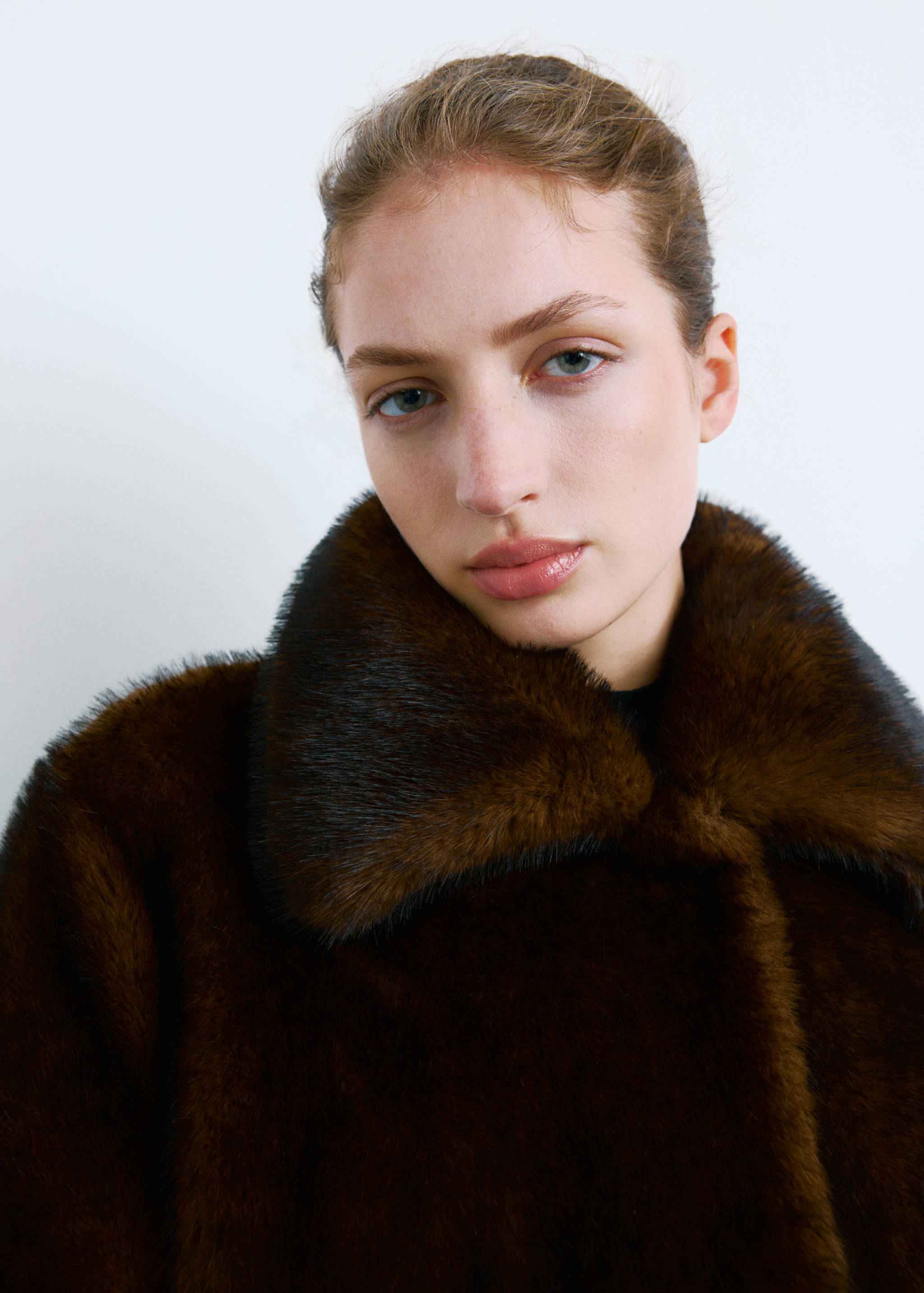 Turtleneck knitted dress with brooch - Details of the article 1