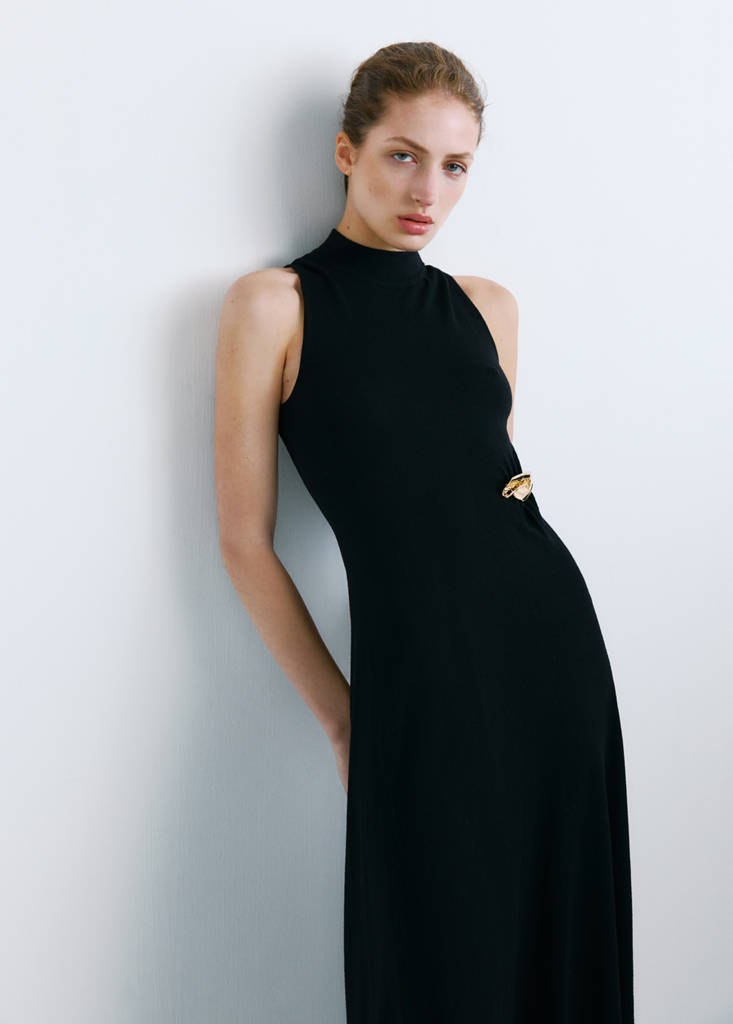 Turtleneck knitted dress with brooch — Black