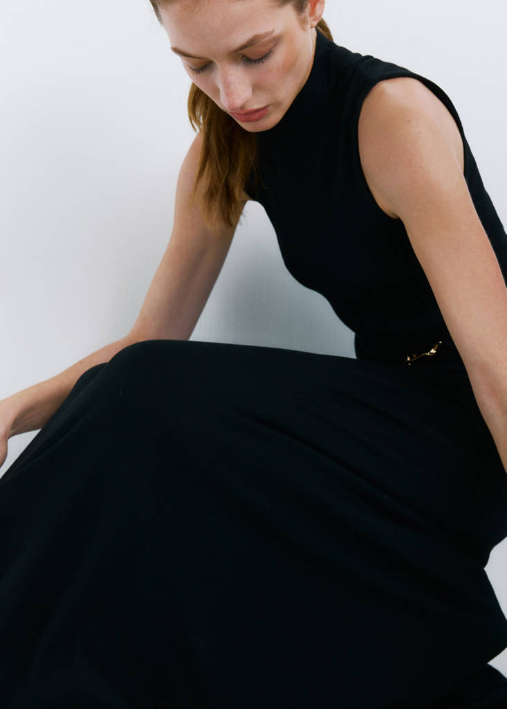 Turtleneck knitted dress with brooch — Black