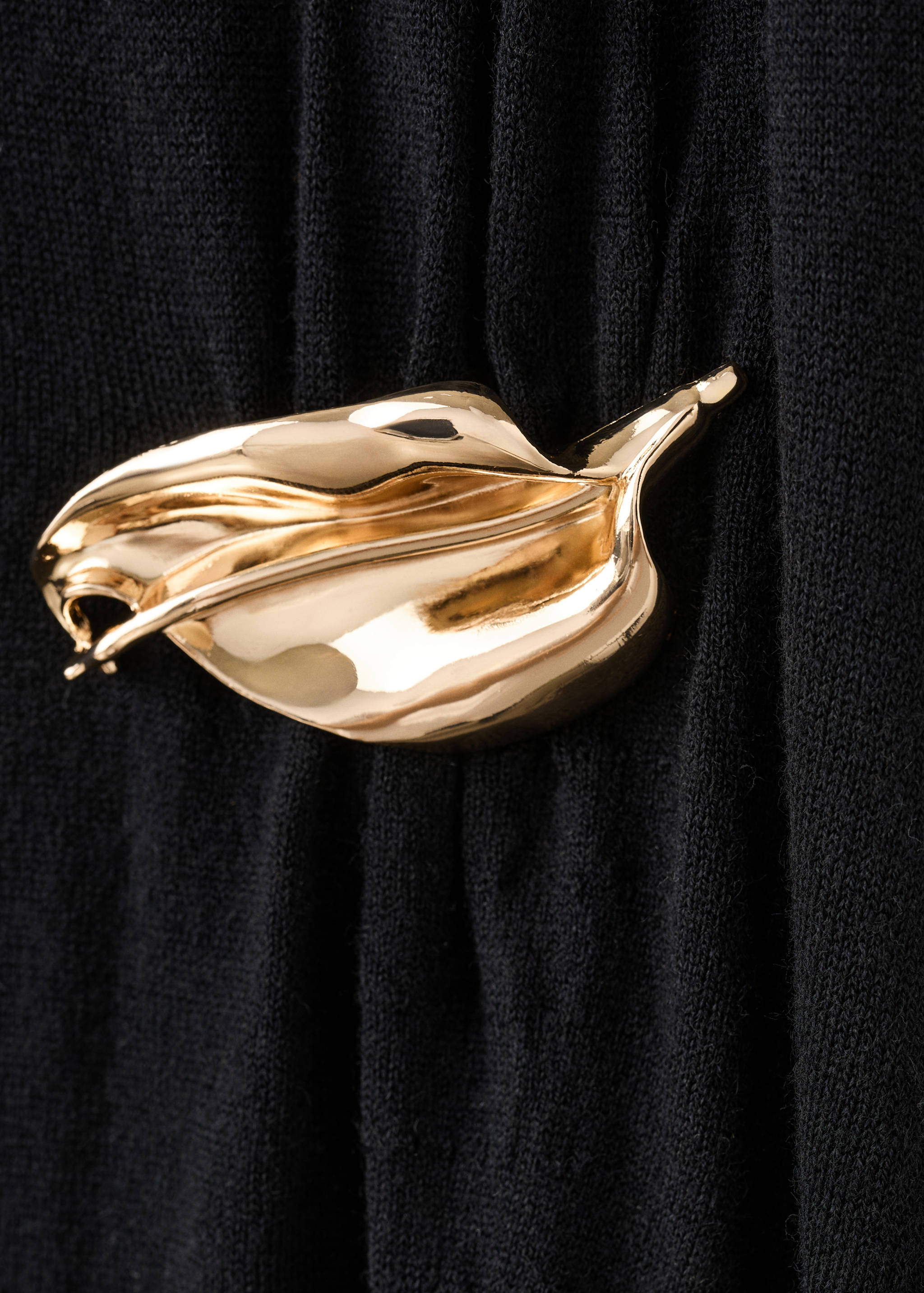 Turtleneck knitted dress with brooch - Details of the article 8