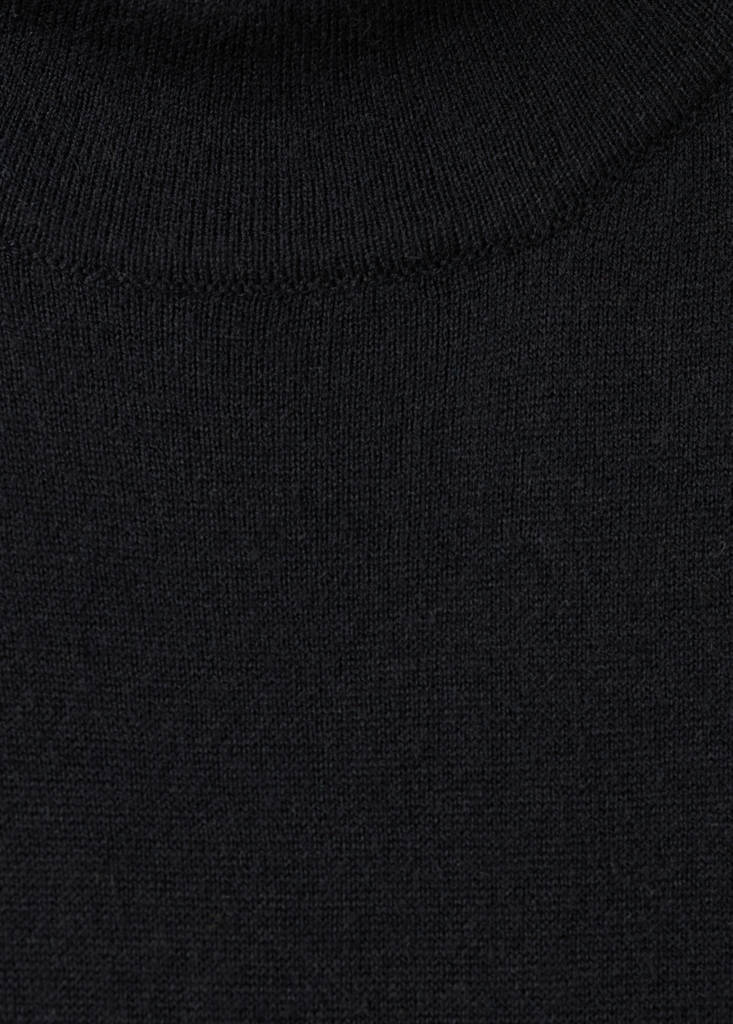 Turtleneck knitted dress with brooch — Black