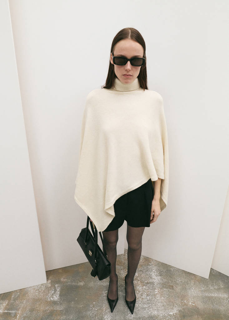 Knitted turtleneck cape — Ecru