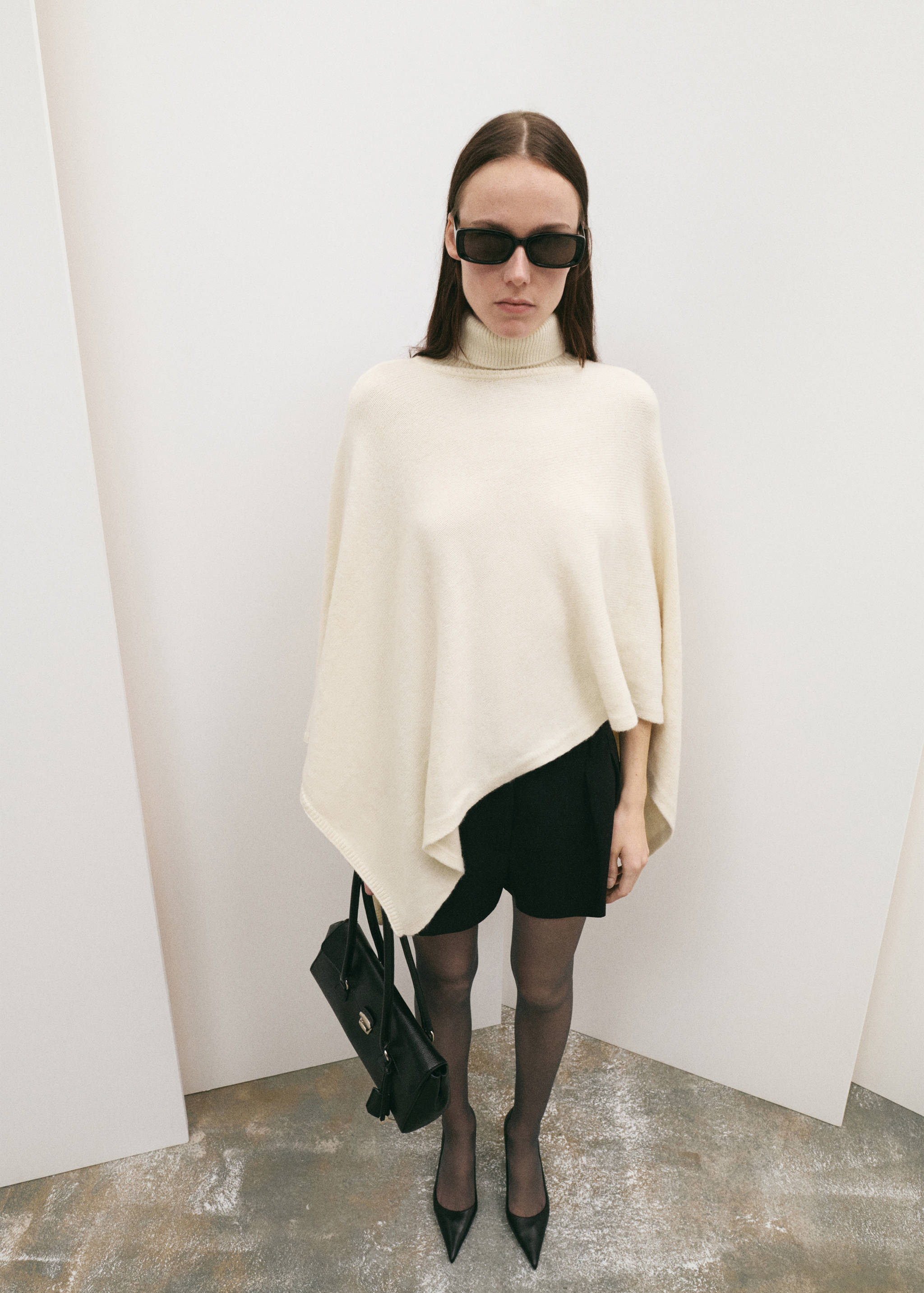 Knitted turtleneck cape - Medium plane