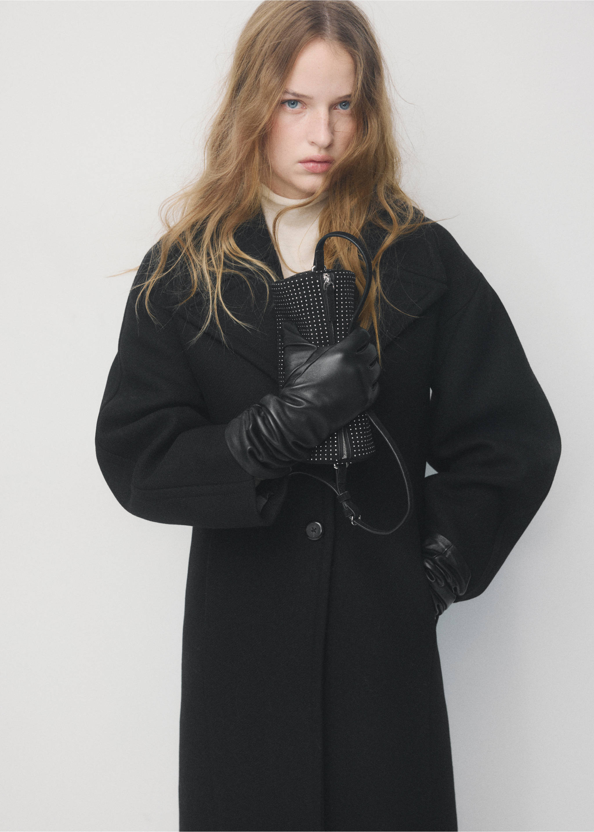 حقيبة كتف بيضاوية مزينة بالستودز - رؤية عامة, أسود. Ref: 27051273-00.