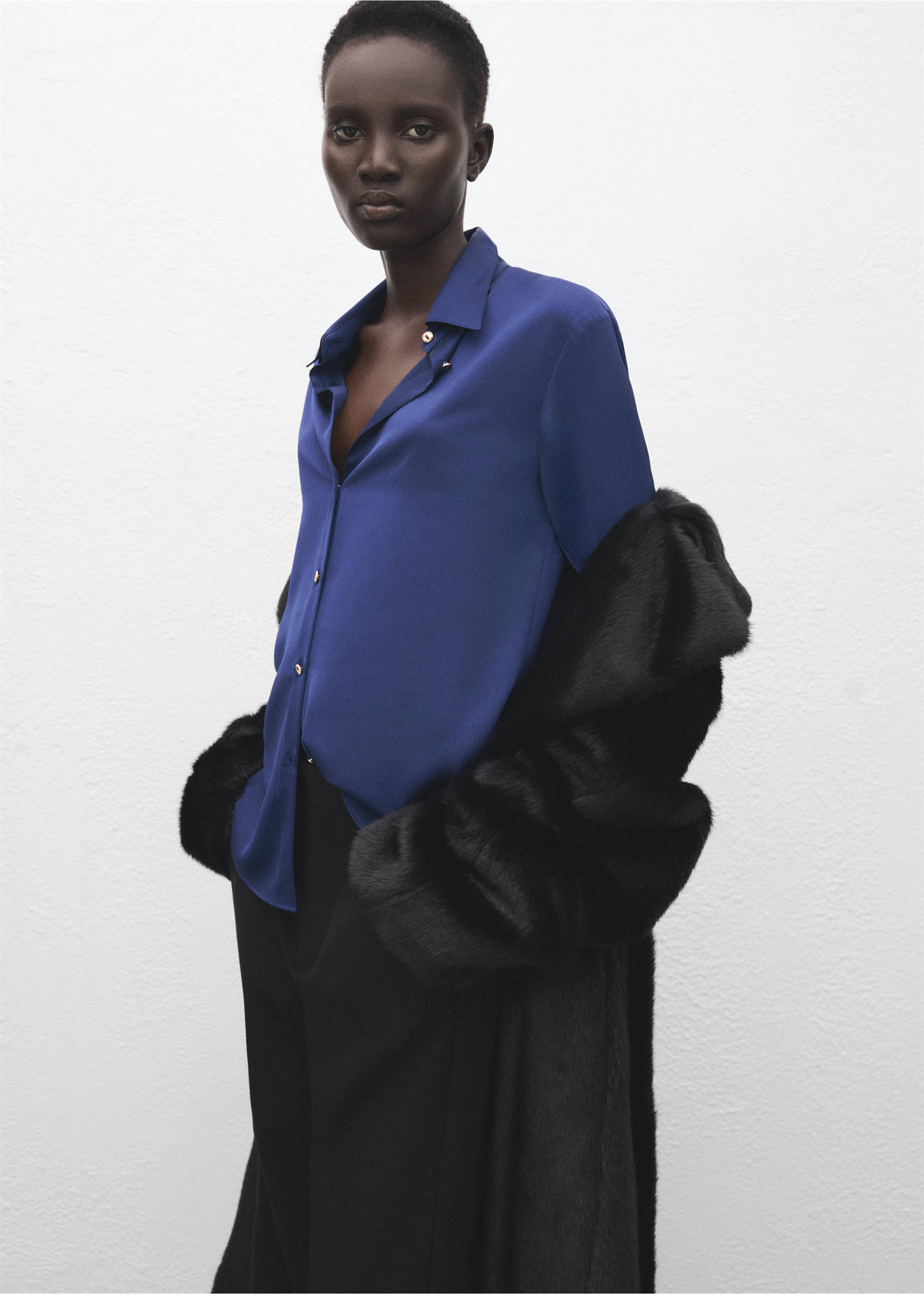 Camisa fluida satinada - Detalle del artículo 1, Azul. Ref: 27051274-00.