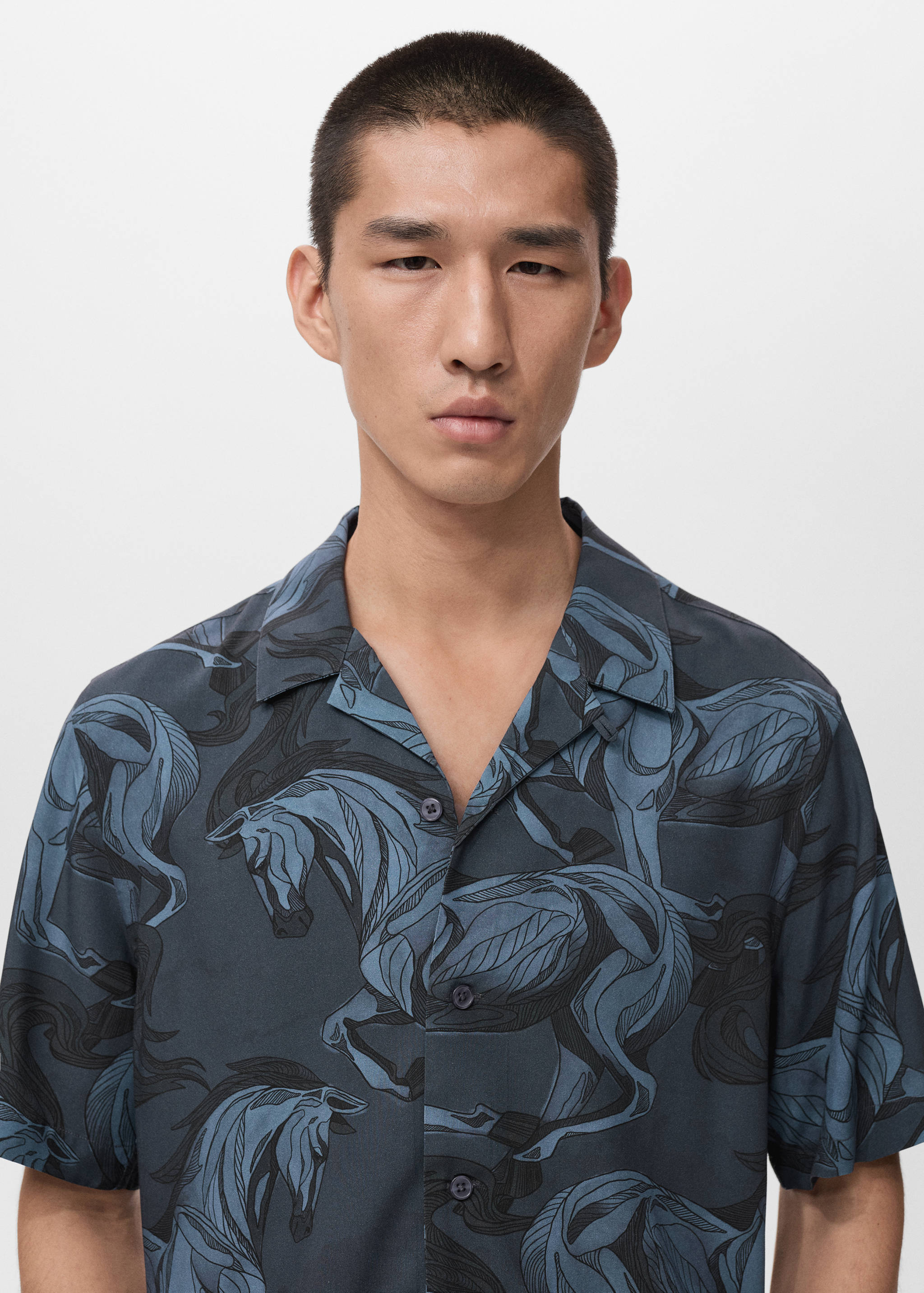 Printed flowing shirt with bowling collar - Details of the article 1