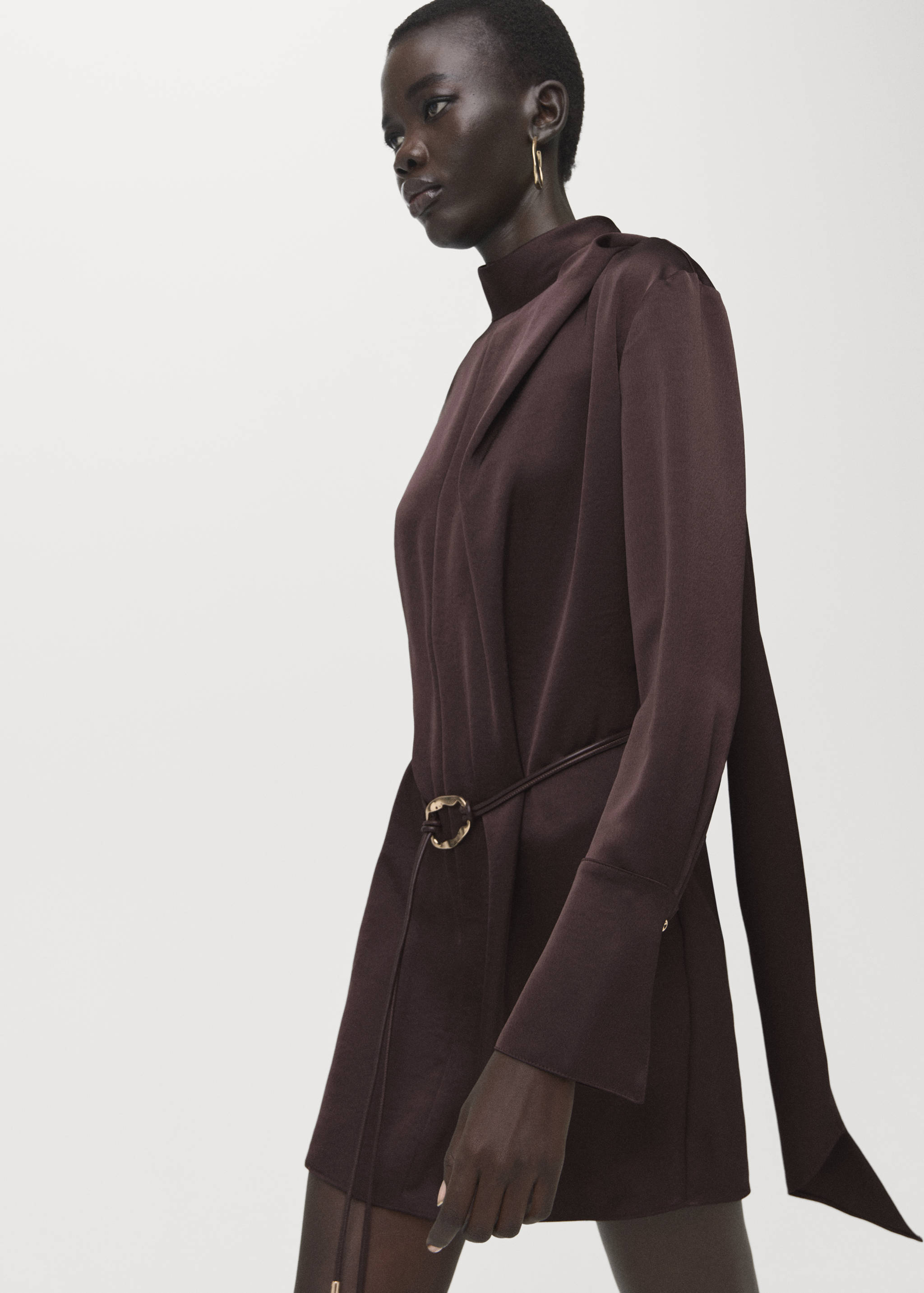 Robe satinée foulard - Plan moyen