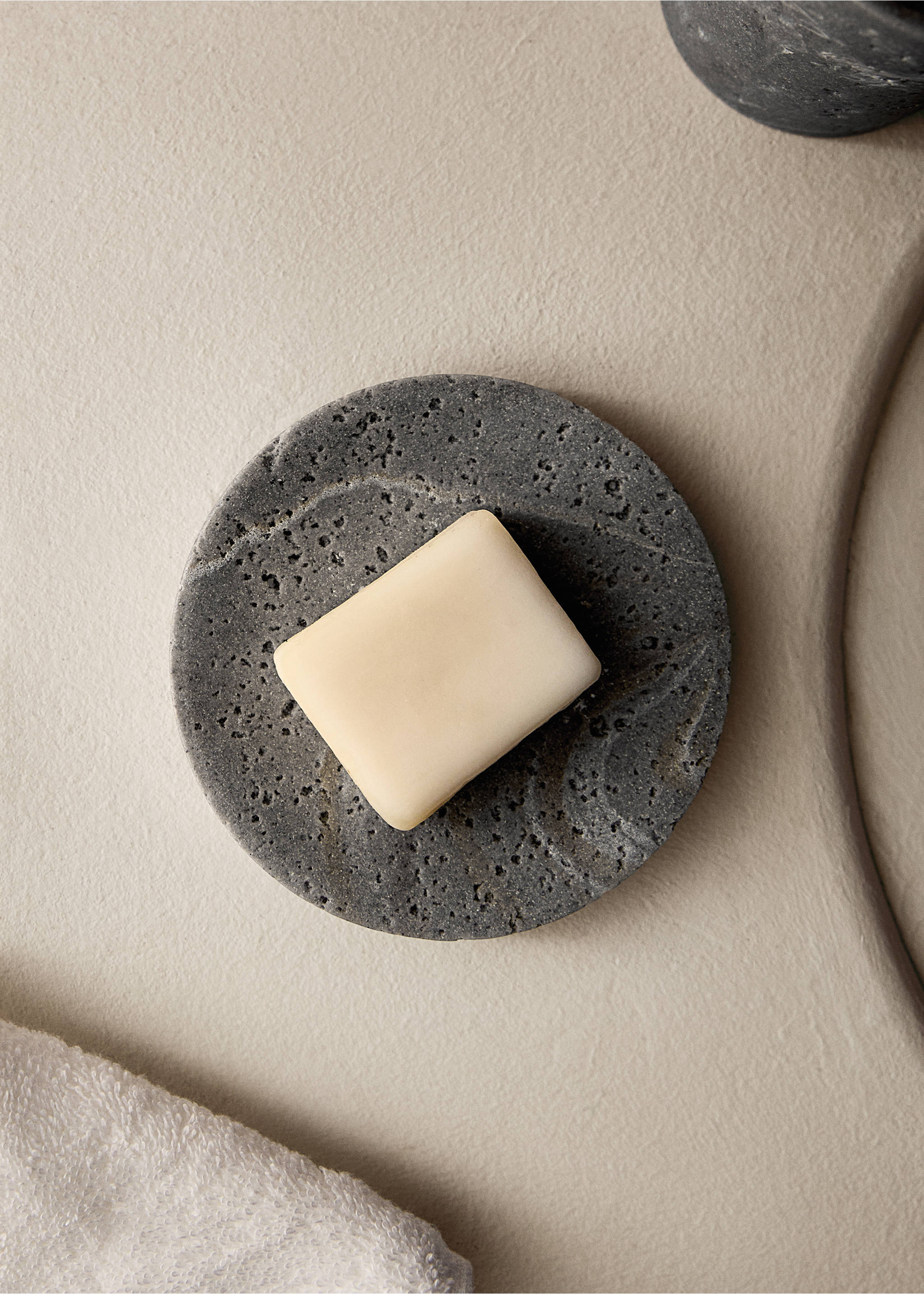 Travertine-effect resin soap dish - General plane, Light/Pastel Grey. Ref: 27051296-00.