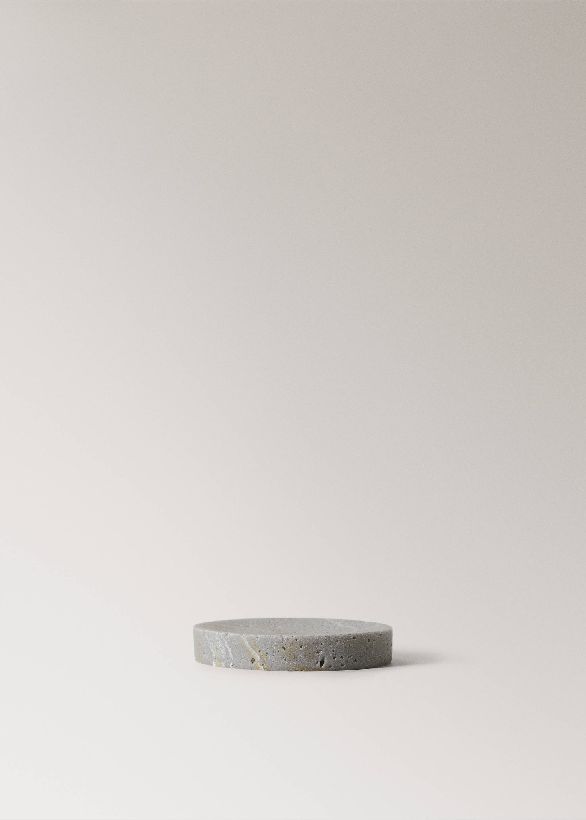 Travertine-effect resin soap dish - Article without model, Light/Pastel Grey. Ref: 27051296-00.