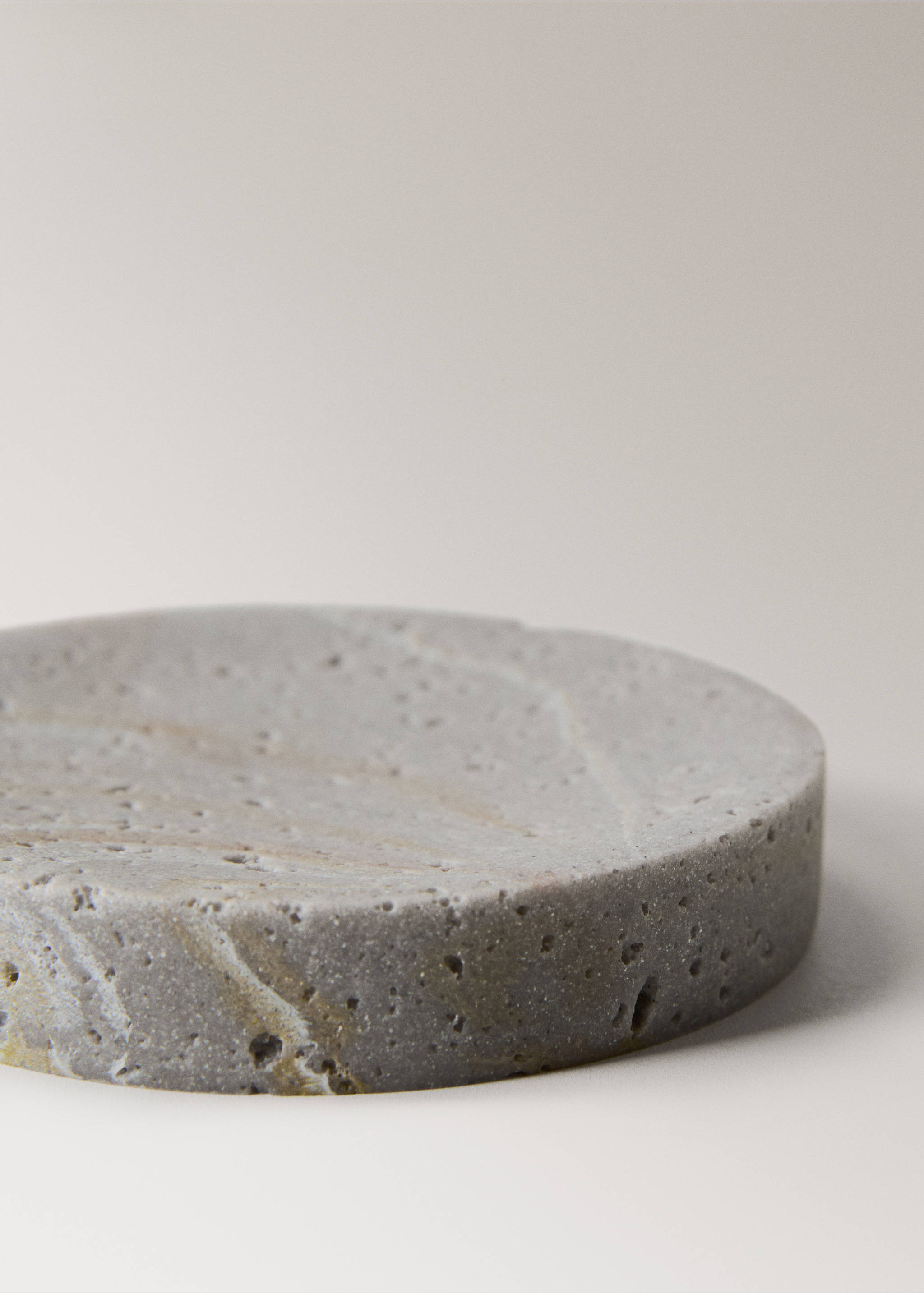 Travertine-effect resin soap dish - Details of the article 1, Light/Pastel Grey. Ref: 27051296-00.