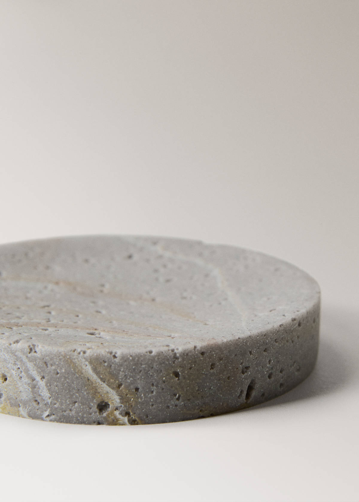 Travertine-effect resin soap dish — Light/Pastel Grey