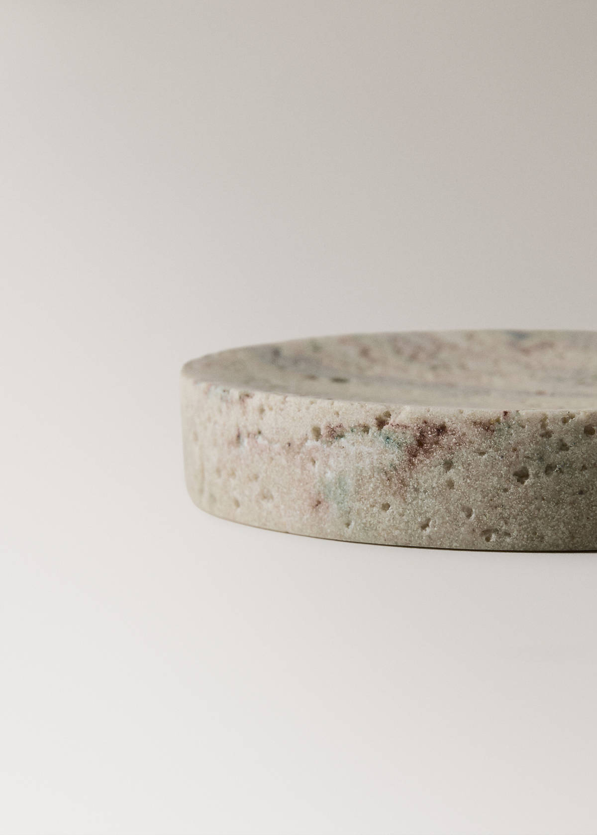 Travertine-effect resin soap dish — Sand