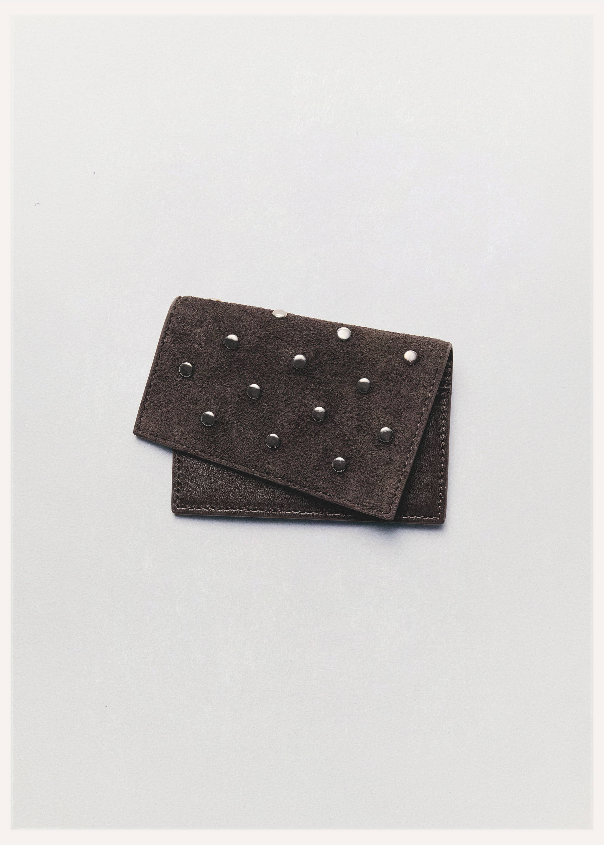 Porte-cartes en daim à clous - Détail de l'article 5, Chocolat. Ref: 27051299-00.