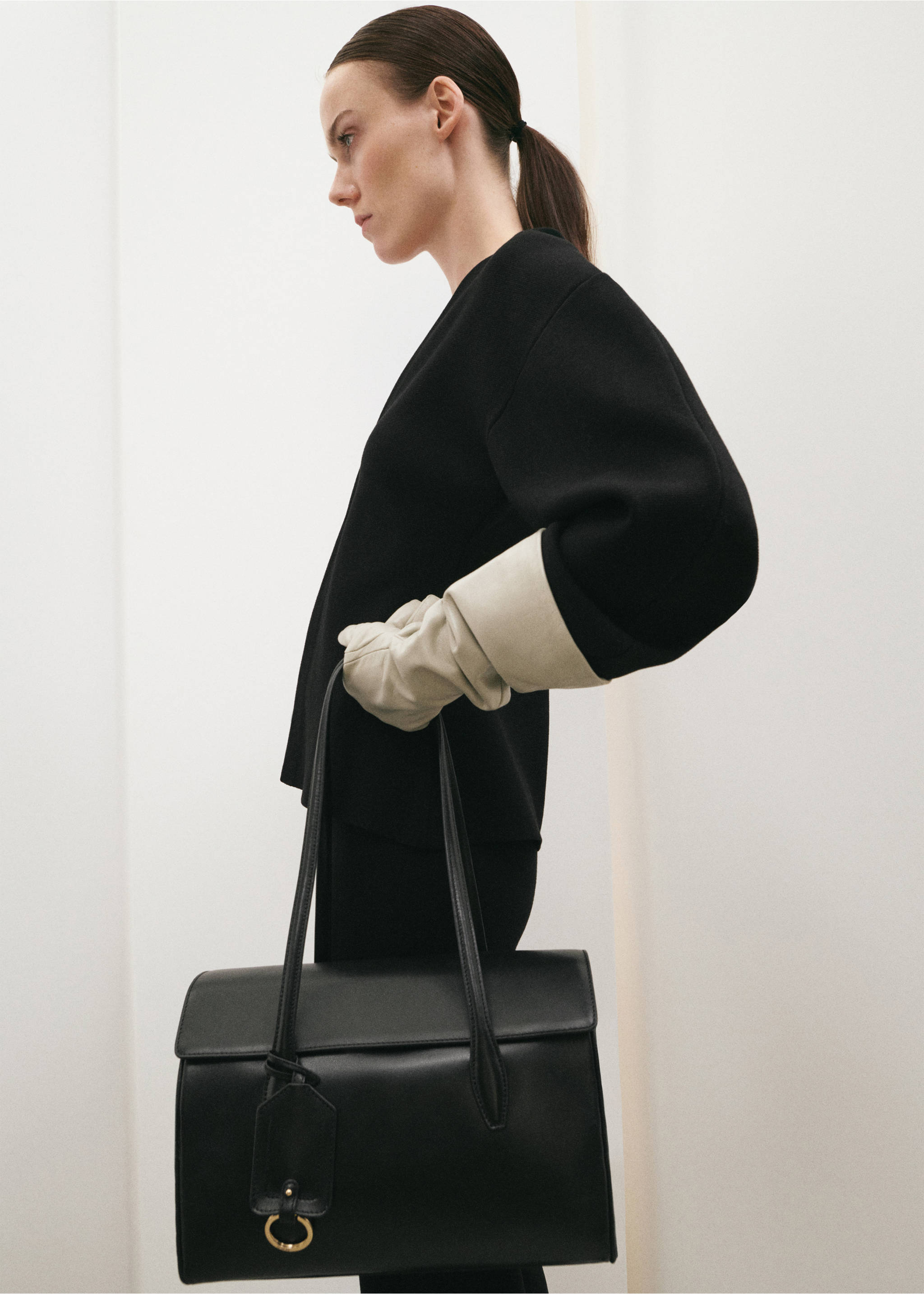 Leather shoulder bag with charms - General plane, Black. Ref: 27051307-00.