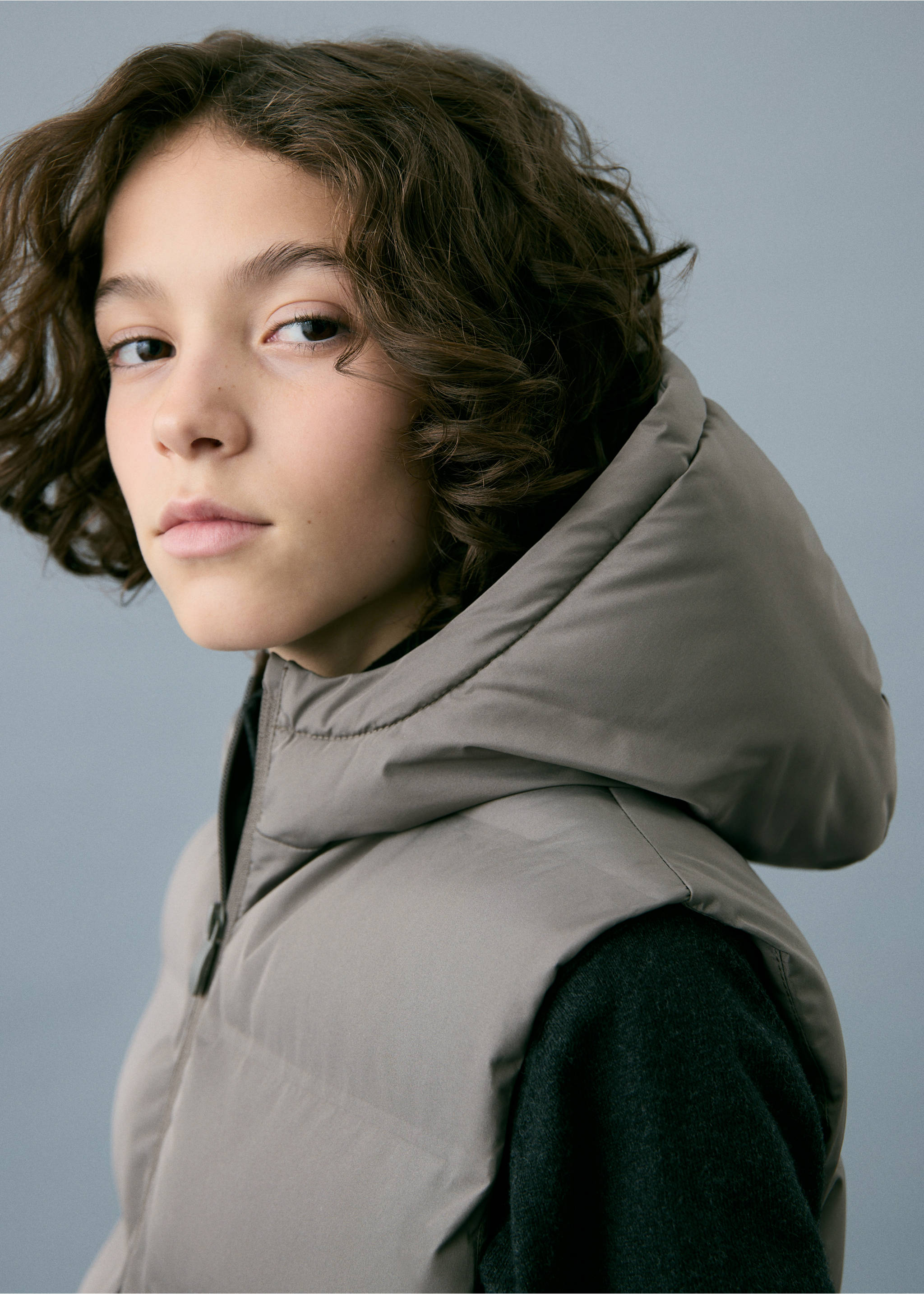 Chaleco acolchado capucha - Detalle del artículo 1, Marrón medio. Ref: 27051313-00.