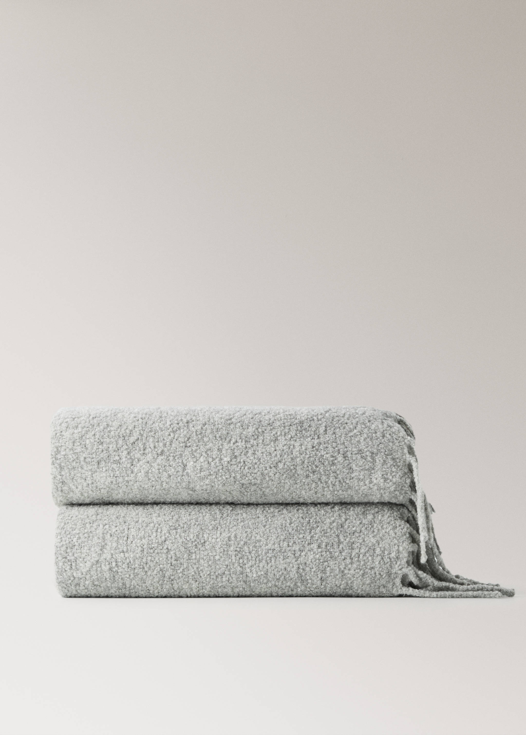 Bouclé wool throw with tassels - Article without model