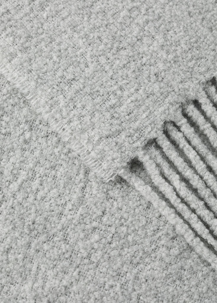 Bouclé wool throw with tassels - thumbnail 4