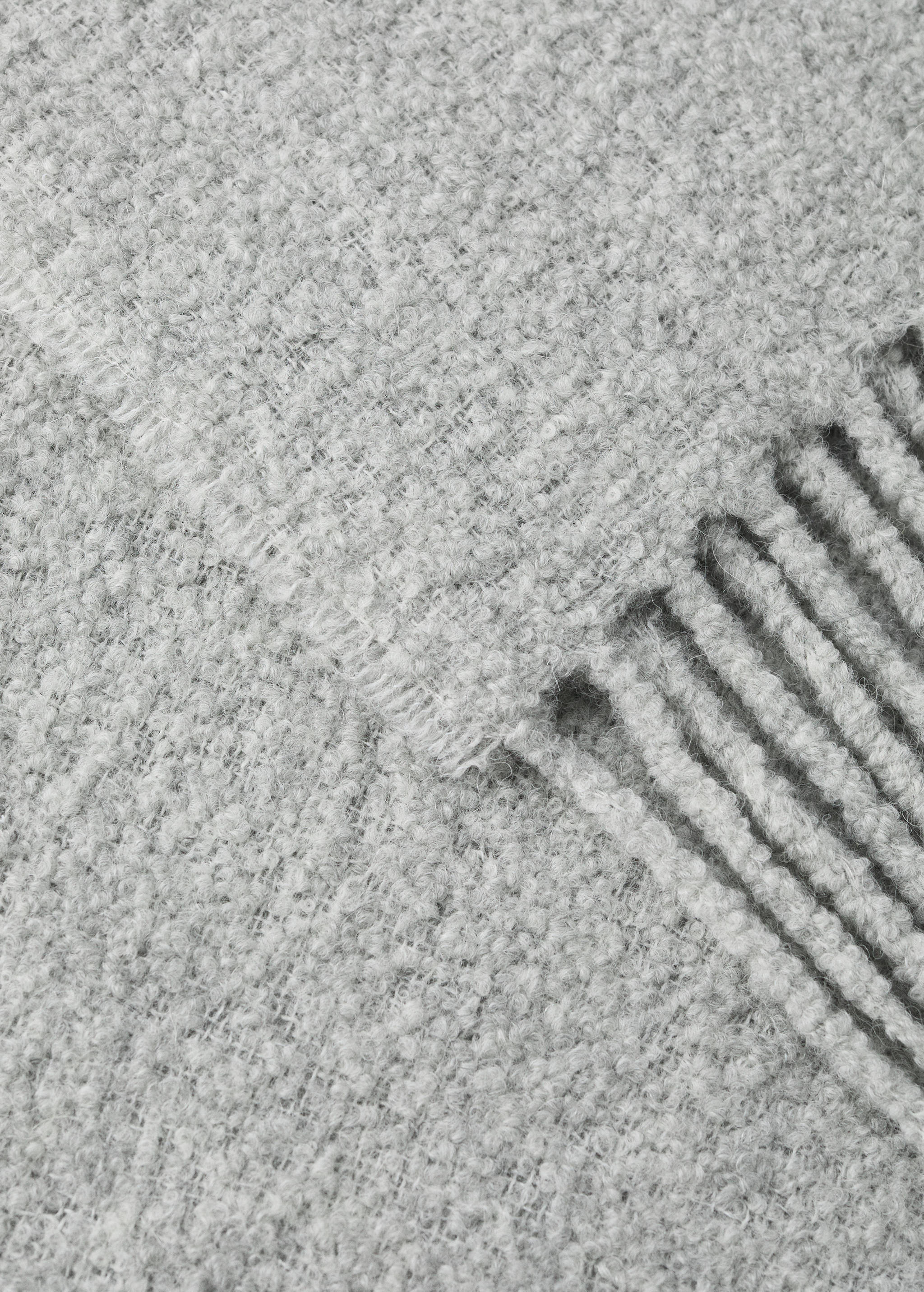 Bouclé wool throw with tassels - Details of the article 2