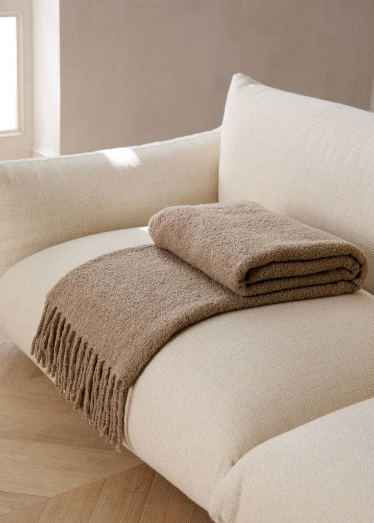 Bouclé wool throw with tassels - thumbnail 5