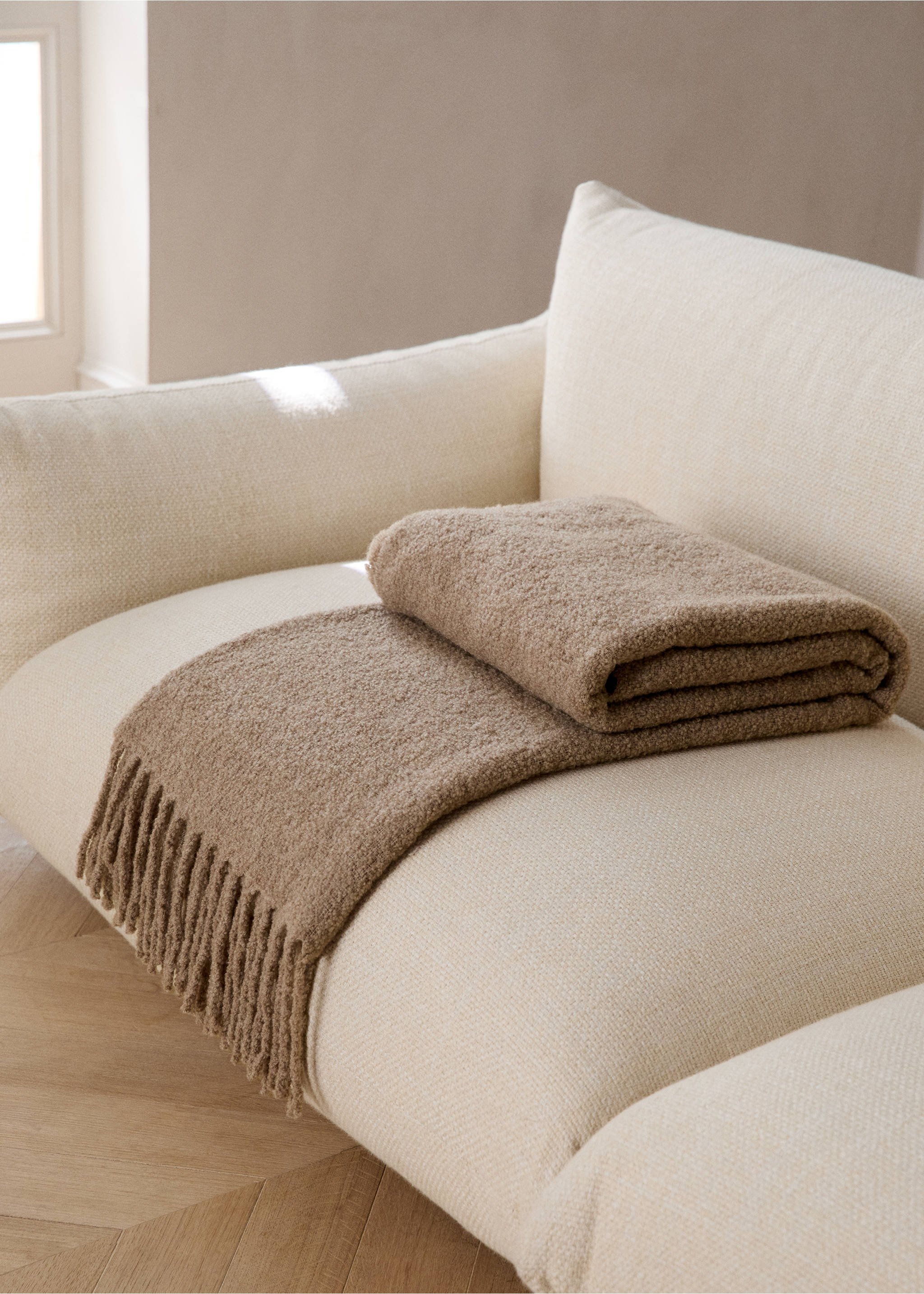 Bouclé wool throw with tassels - General plane, Light/Pastel Brown. Ref: 27051315-00.