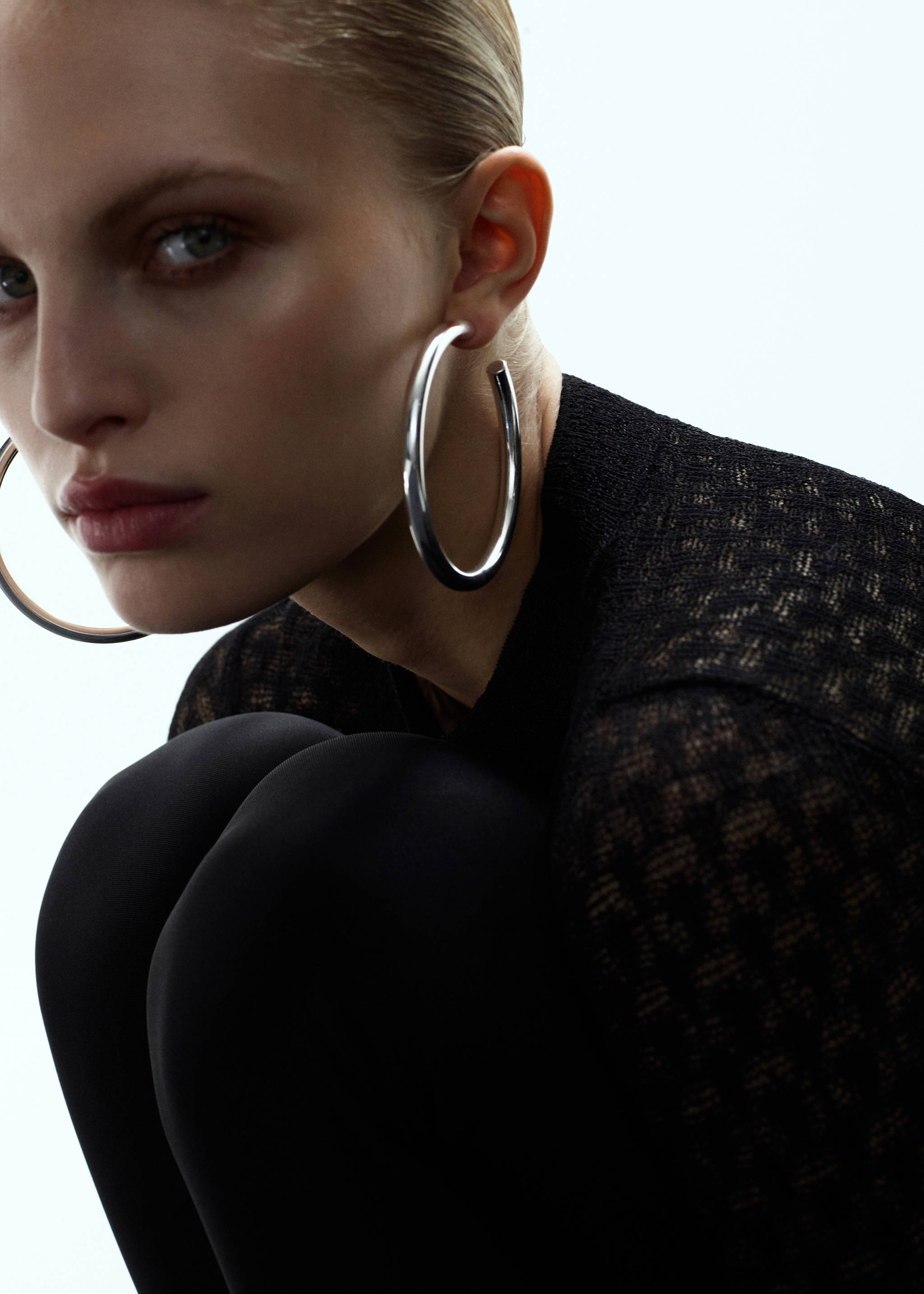 Cercei cu cercuri groase - Plan general