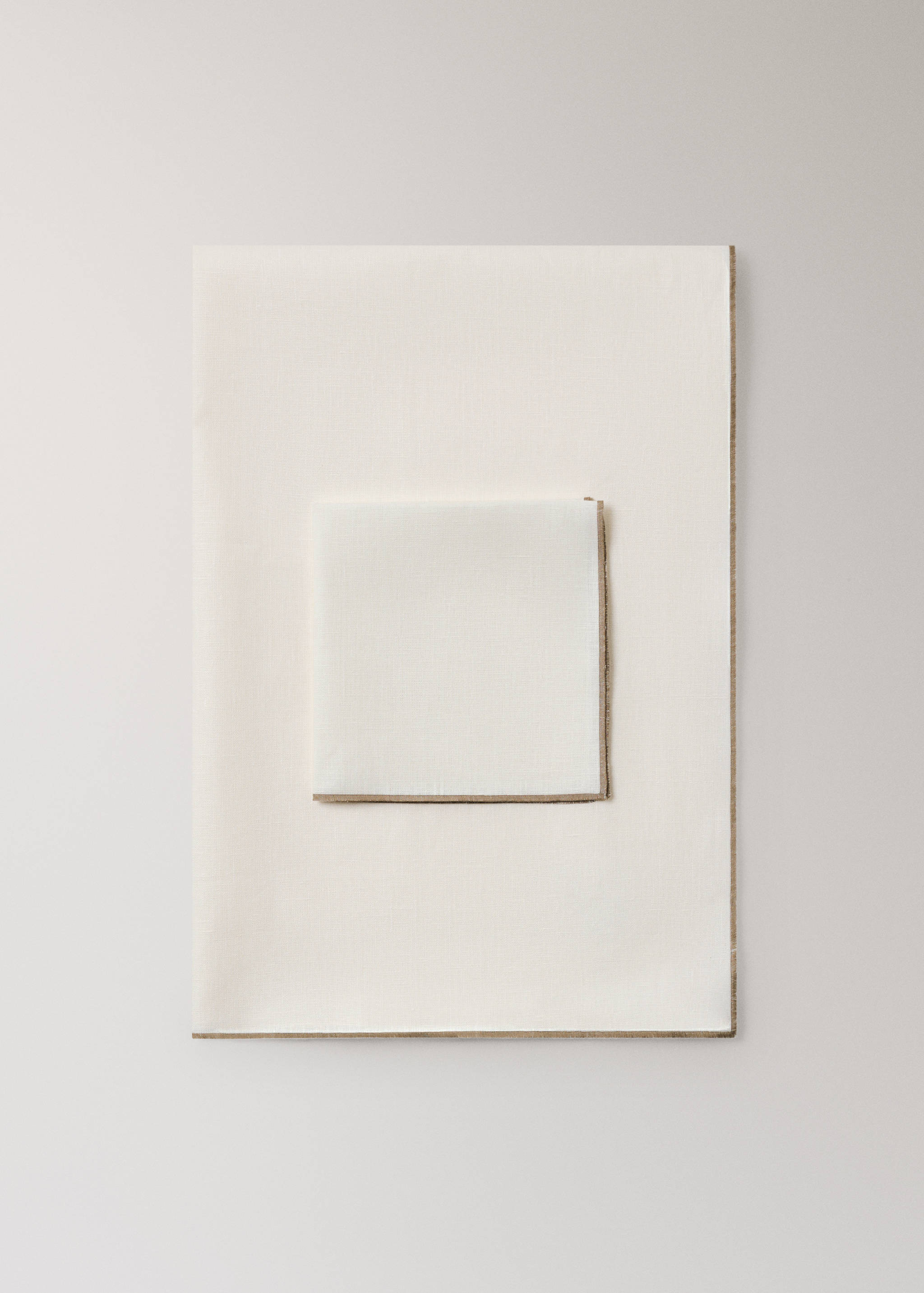 Τραπεζομάντηλο λινό με ρητίνη και overlock σε αντίθεση για 2 έως 4 καλεσμένους - Προϊόν χωρίς μοντέλο