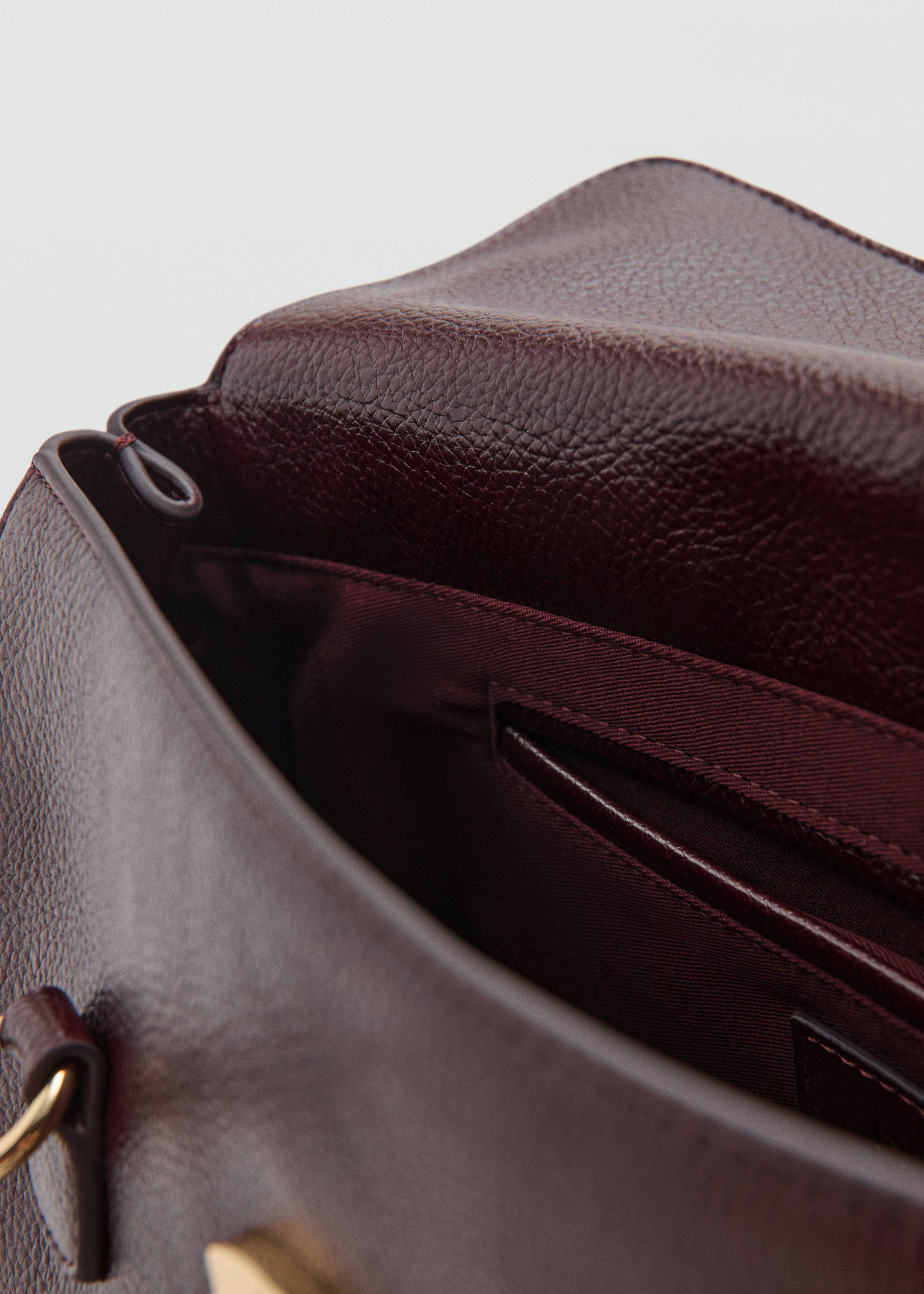 City shoulder bag with flap - Details of the article 3