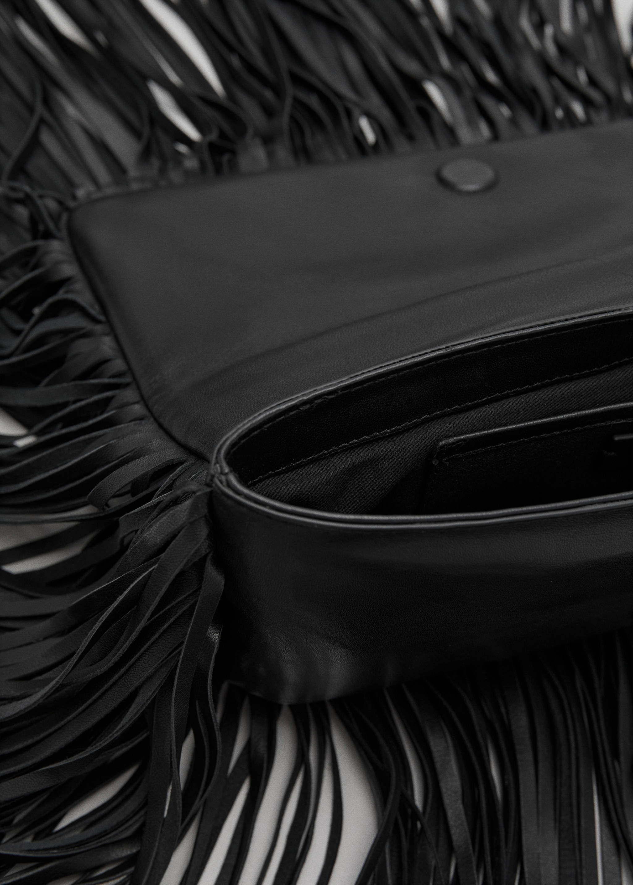 Leather handbag with fringes - Details of the article 1