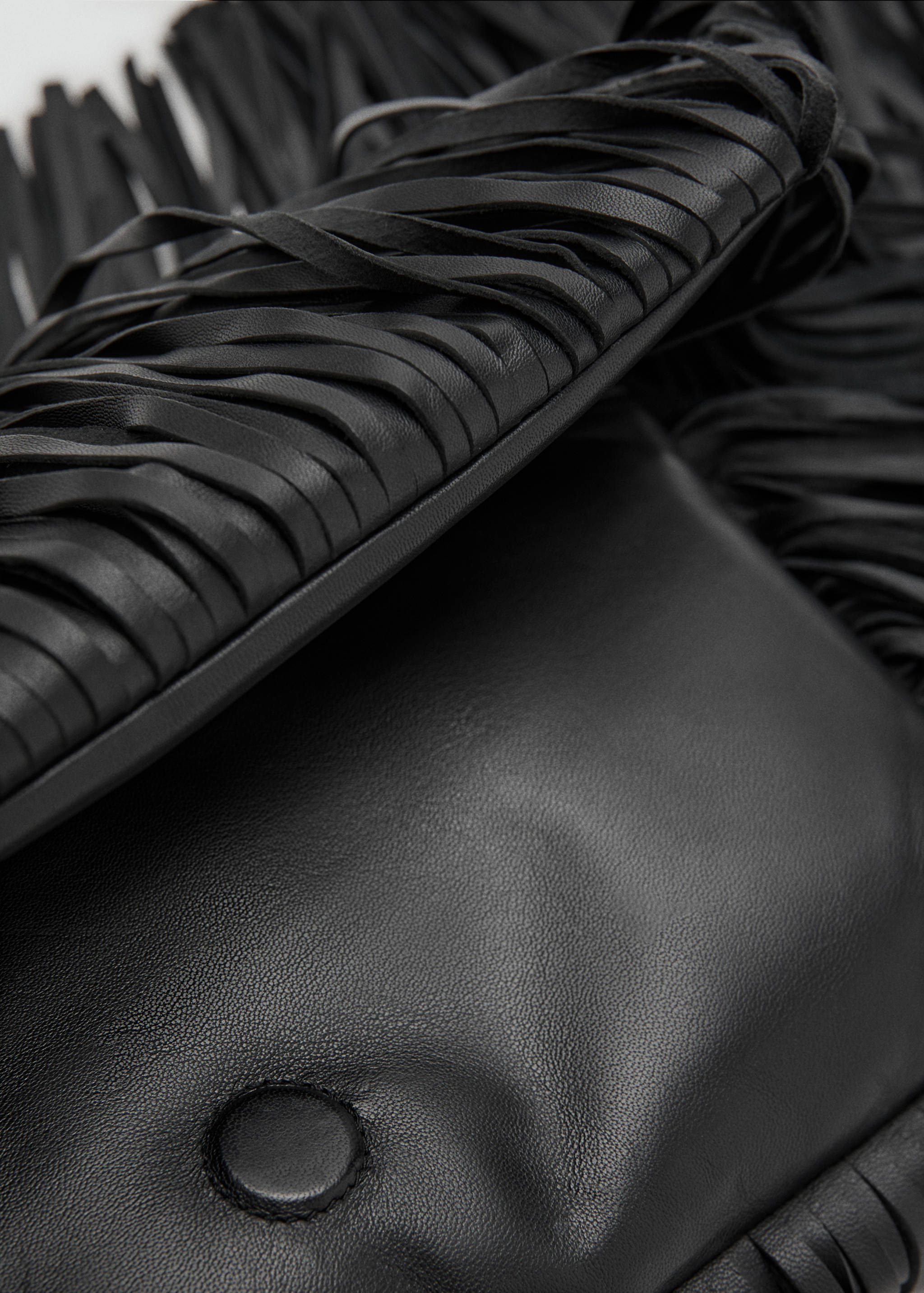 Leather handbag with fringes - Details of the article 4