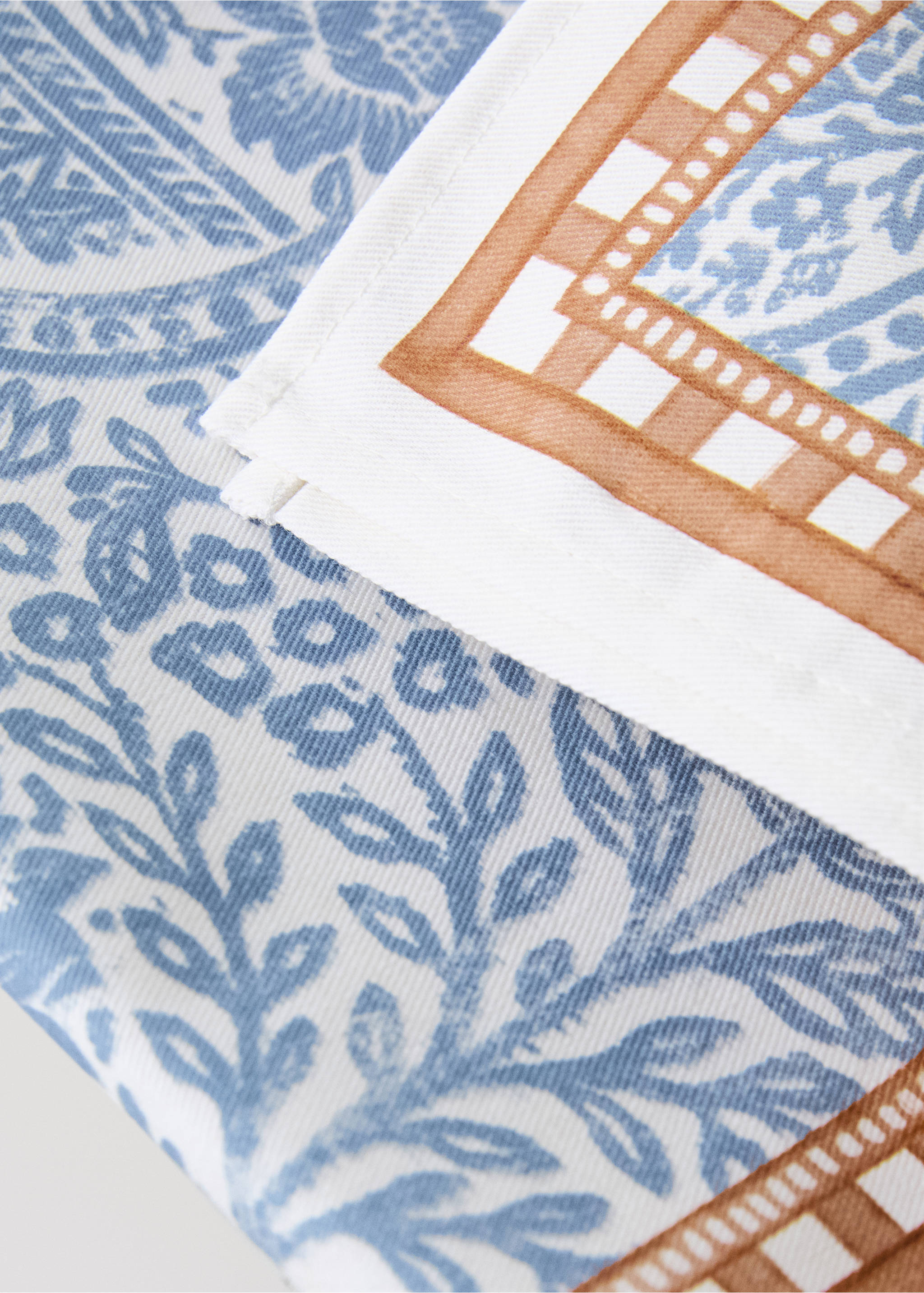 Baumwollservietten mit Streifen und floralen Motiven - Detail des Artikels 2, Blau. Ref: 27051517-00.
