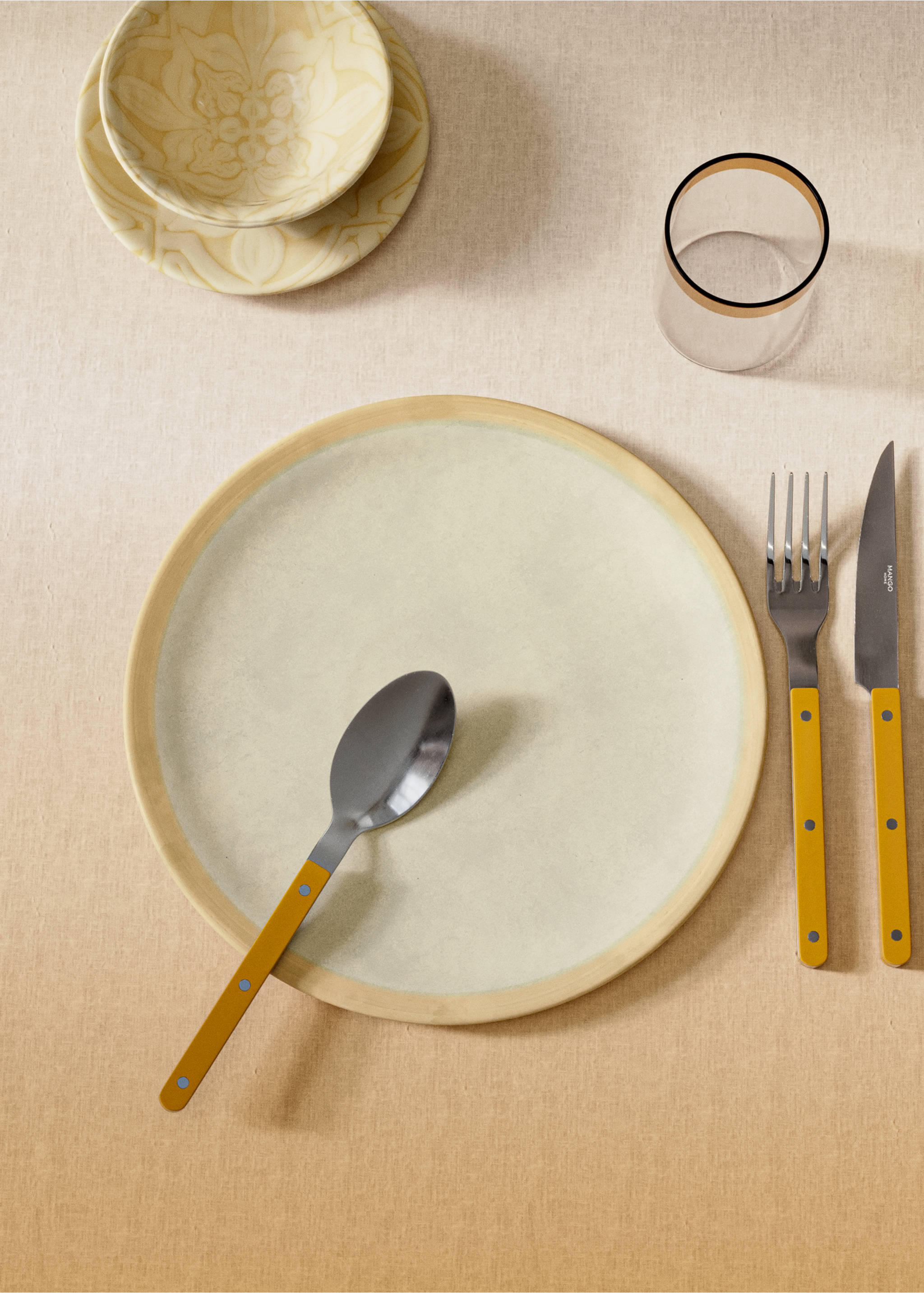 Farfurie plată din ceramică în contrast - Plan general, Ocru. Ref: 27051523-00.