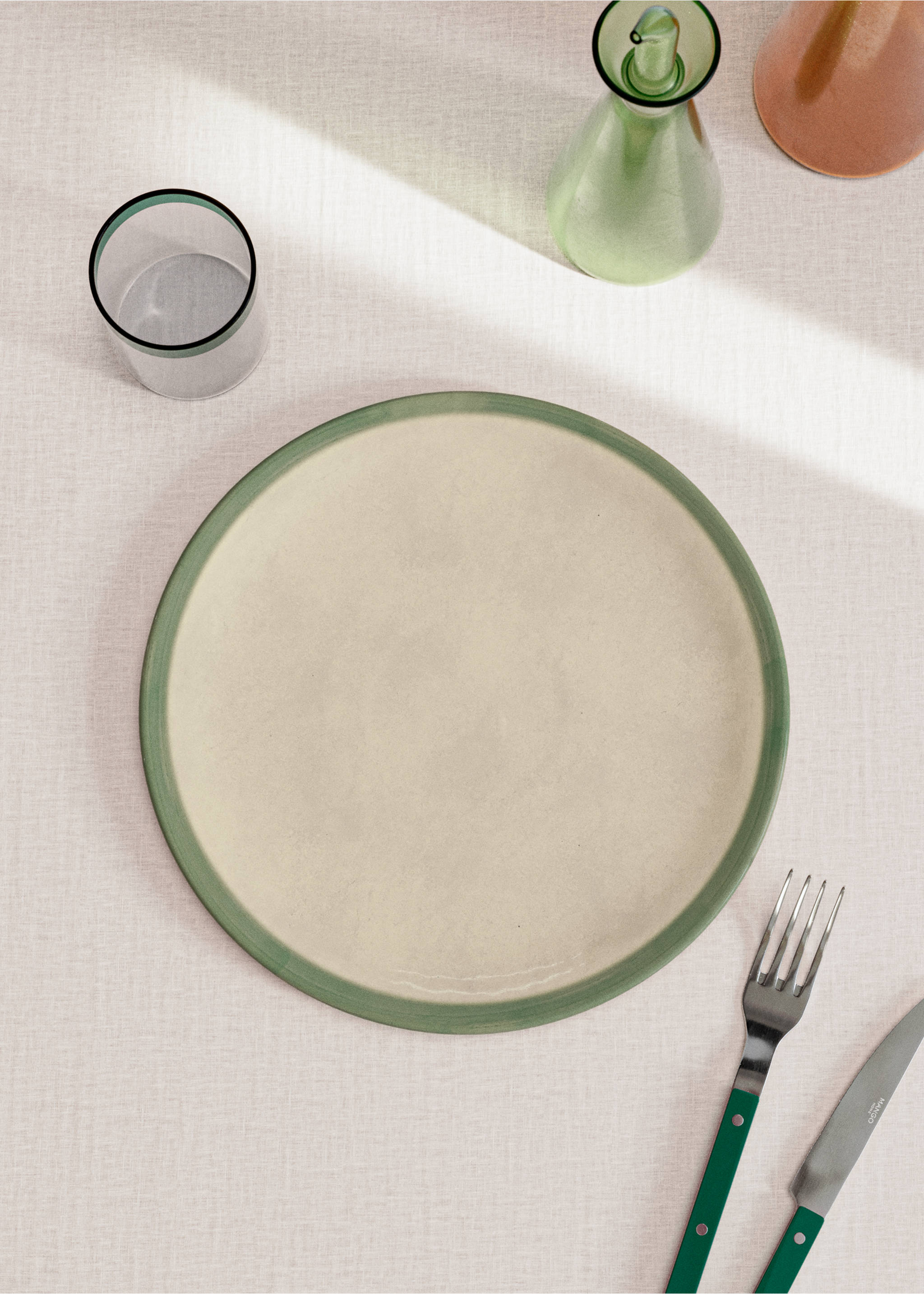 Farfurie plată din ceramică în contrast - Plan general, Albastru petrol. Ref: 27051523-00.