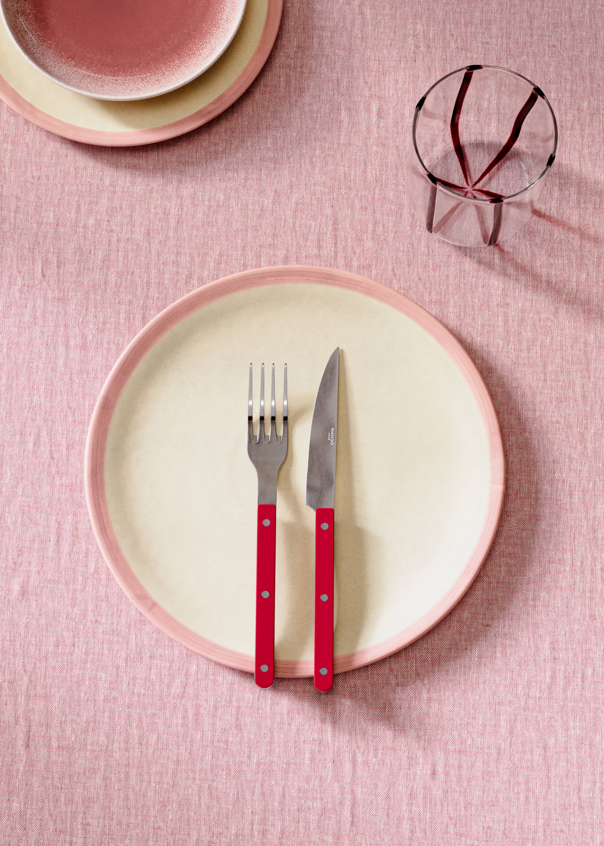 Farfurie plată din ceramică în contrast - Plan general